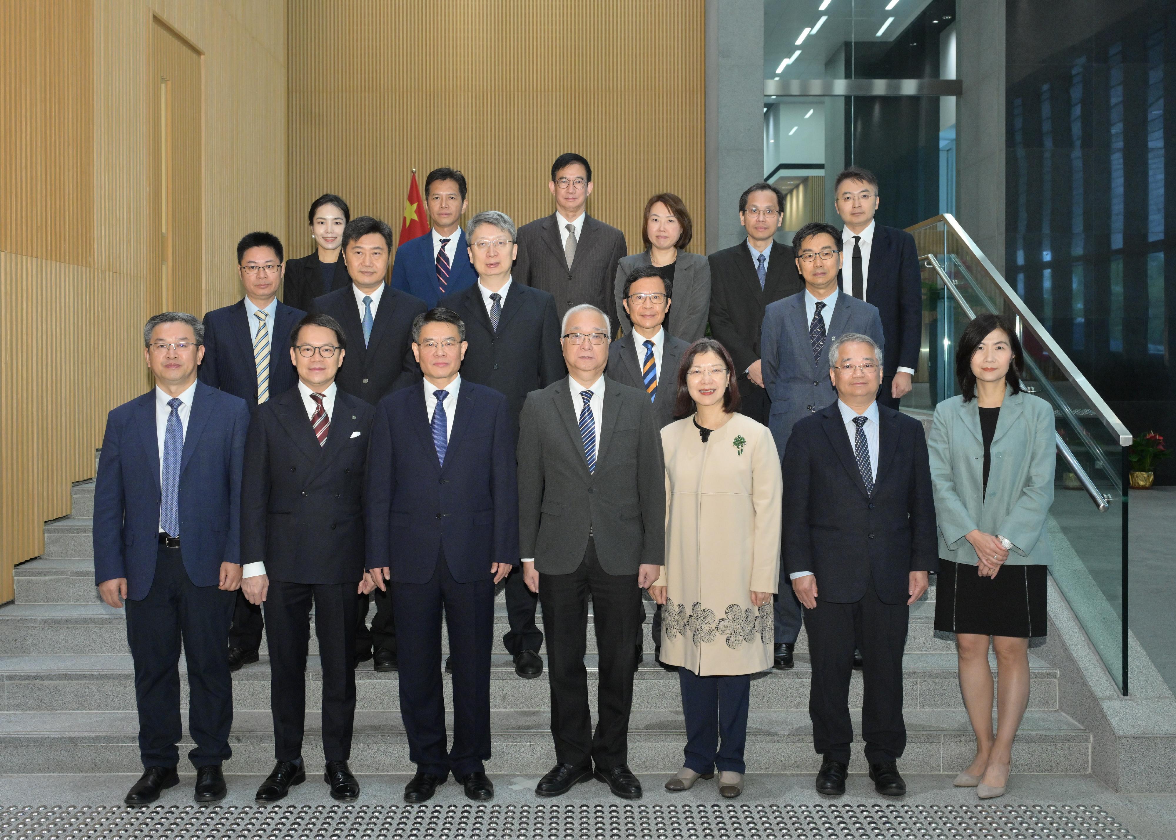 The Environmental Protection Department and China Petroleum & Chemical Corporation (Sinopec Corp) signed the Memorandum of Understanding (MOU) on the Development and Application of Hydrogen Energy in Hong Kong today (November 25). The MOU strengthens collaboration between both parties in promoting the development, demonstration of application, as well as capacity building of the hydrogen energy industry. Photo shows (first row, from left) the Director and General Manager of Sinopec (Hong Kong) Limited, Mr Wu Qinggao; Legislative Council Member Mr Chan Hak-kan; Vice President of Sinopec Corp Mr Li Yuxing; the Secretary for Environment and Ecology, Mr Tse Chin-wan; the Permanent Secretary for Environment and Ecology (Environment), Miss Janice Tse; the Director of Environmental Protection, Dr Samuel Chui; and the Acting Commissioner for Climate Change, Mrs Dorothy Ma, with other guests after the signing ceremony.