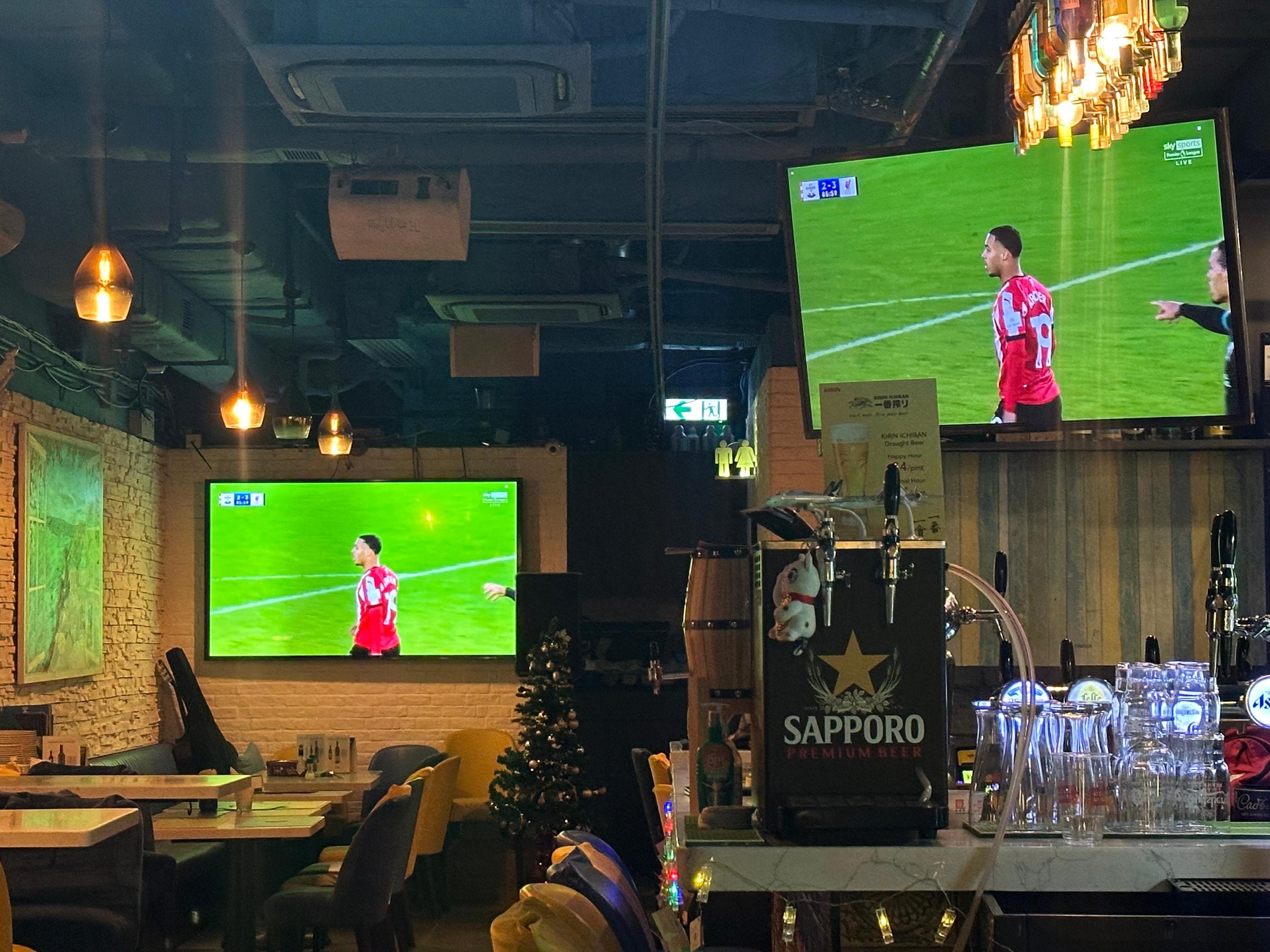 Hong Kong Customs conducted an enforcement operation in Tung Chung yesterday (November 24) to combat infringing activity involving a restaurant using an illegal streaming device to broadcast live football matches in the course of business. 