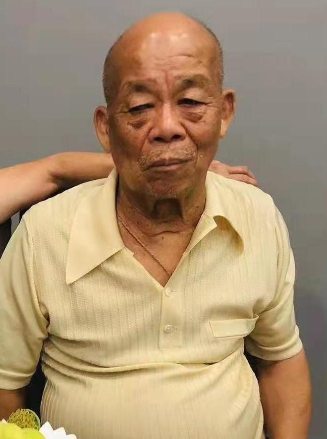 Wong Man-ting, aged 79, is about 1.55 metres tall, 55 kilograms in weight and of medium build. He has a pointed face with yellow complexion and is bald. He was last seen wearing a blue jacket, black trousers and brown sandals.