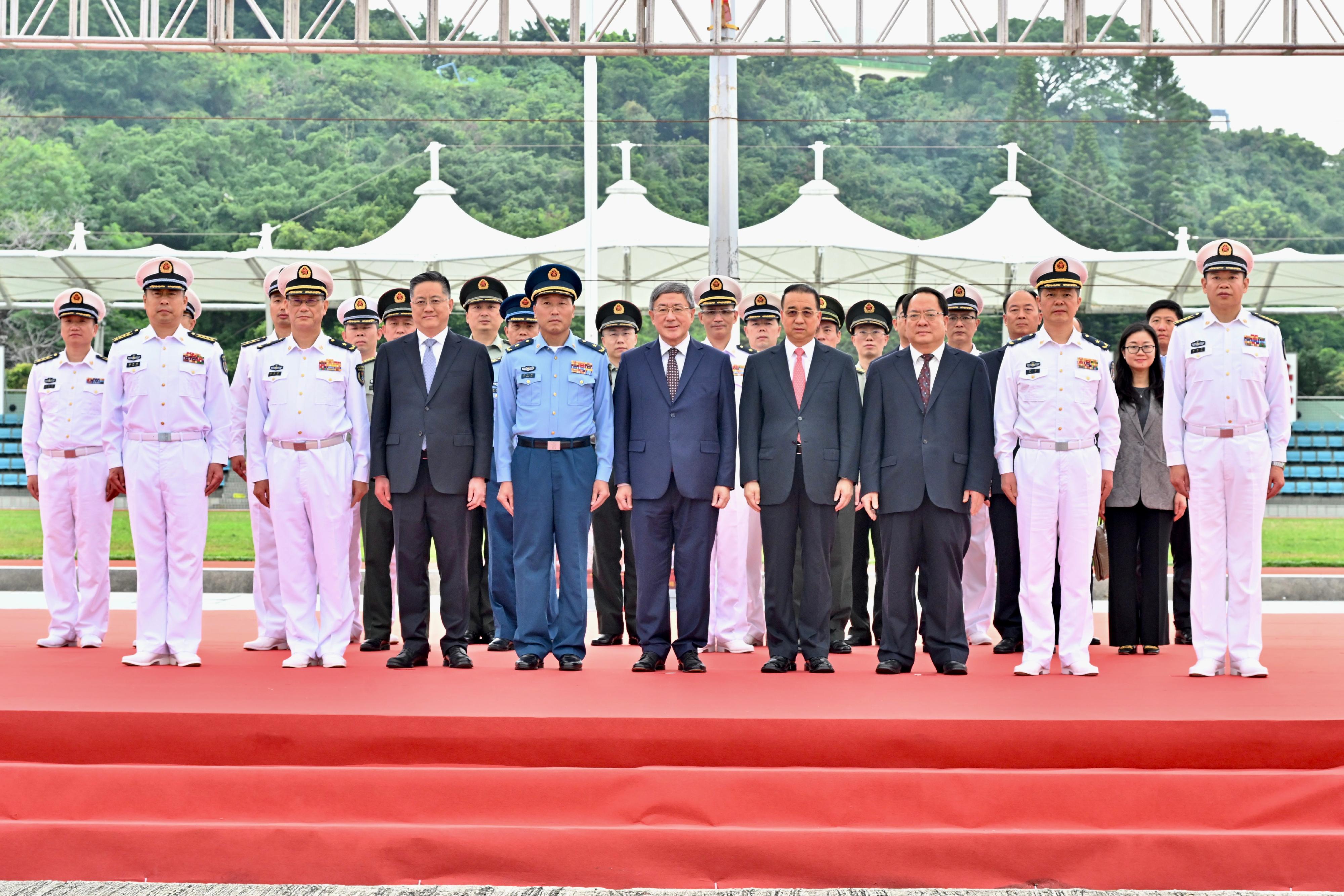 （前排左二起）中國人民解放軍駐香港部隊政治委員賴如鑫海軍少將、中央人民政府駐香港特別行政區維護國家安全公署副署長李江舟、中國人民解放軍南部戰區少將參謀長助理呂廣坤、卓永興、中央人民政府駐香港特別行政區聯絡辦公室副主任劉光源、中華人民共和國外交部駐香港特別行政區特派員公署副特派員潘雲東和一眾嘉賓在儀式上合照。