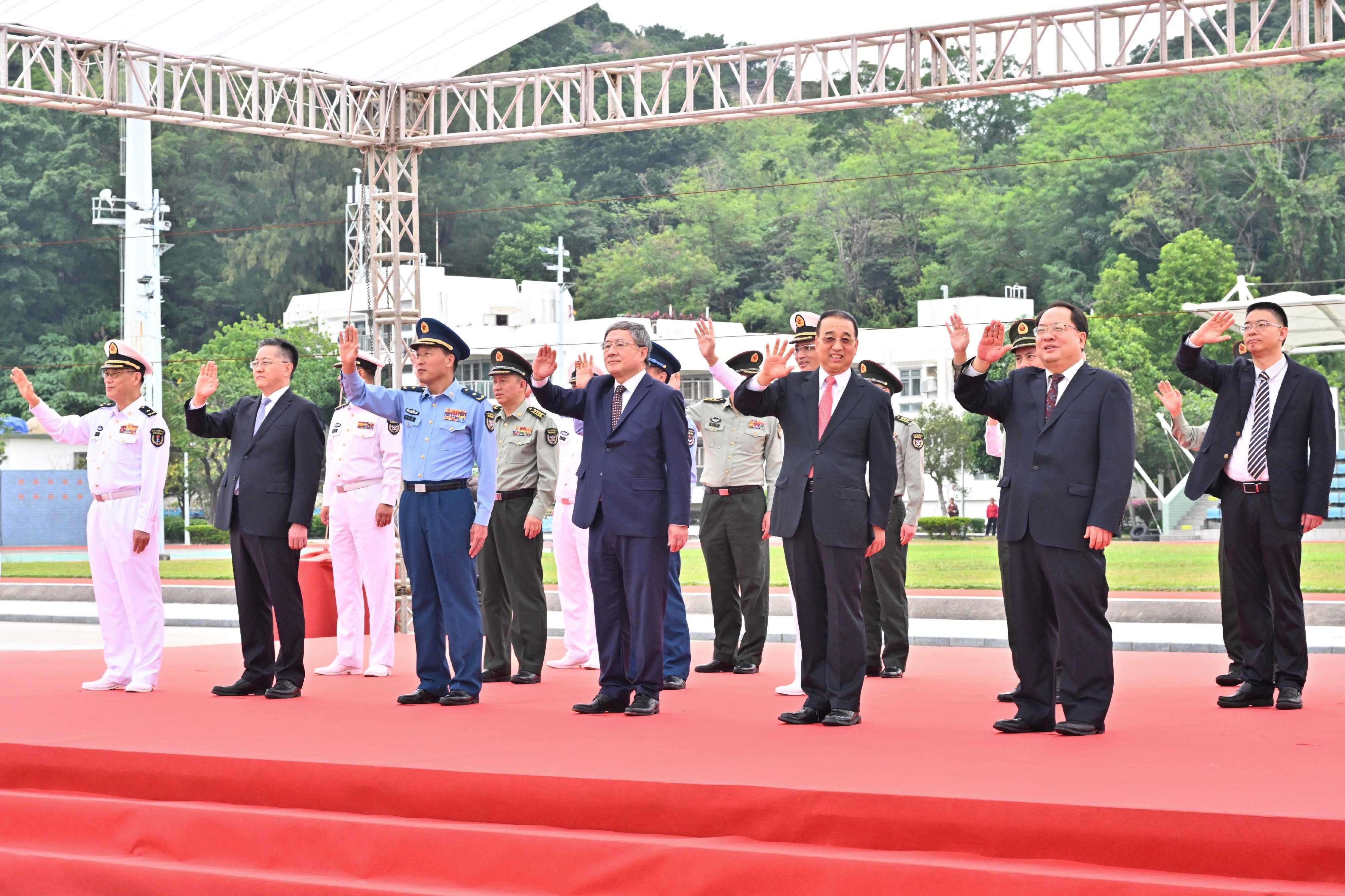 署理政務司司長卓永興（前排右三）今日（十一月二十五日）出席歡送中國人民解放軍海軍31艦編隊離港儀式，和一眾嘉賓揮手送別編隊。