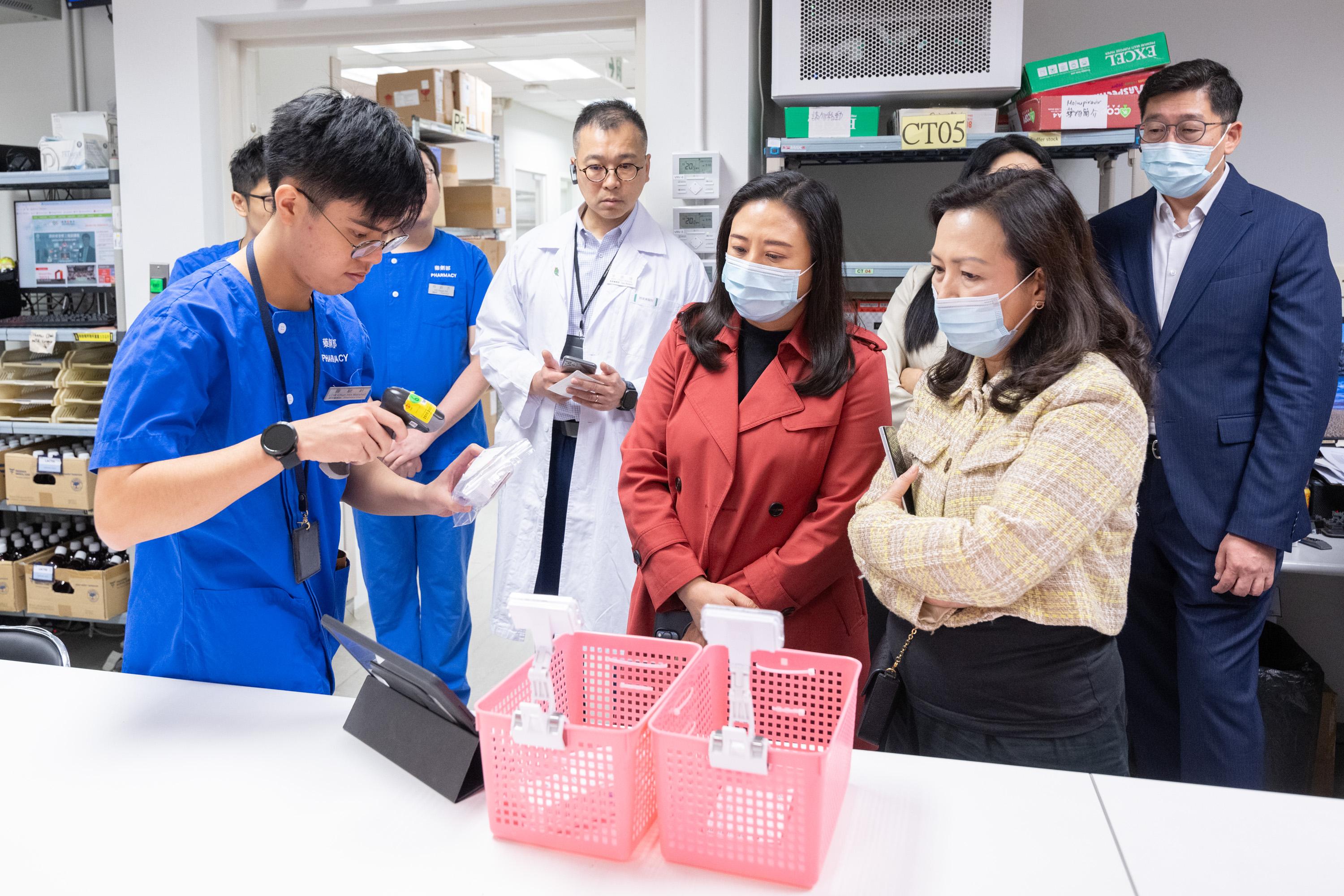 The Legislative Council (LegCo) Subcommittee on Matters Relating to the Development of Smart City visited Tseung Kwan O Hospital today (November 25). Photo shows LegCo Members visiting the "Smart Pharmacy".
