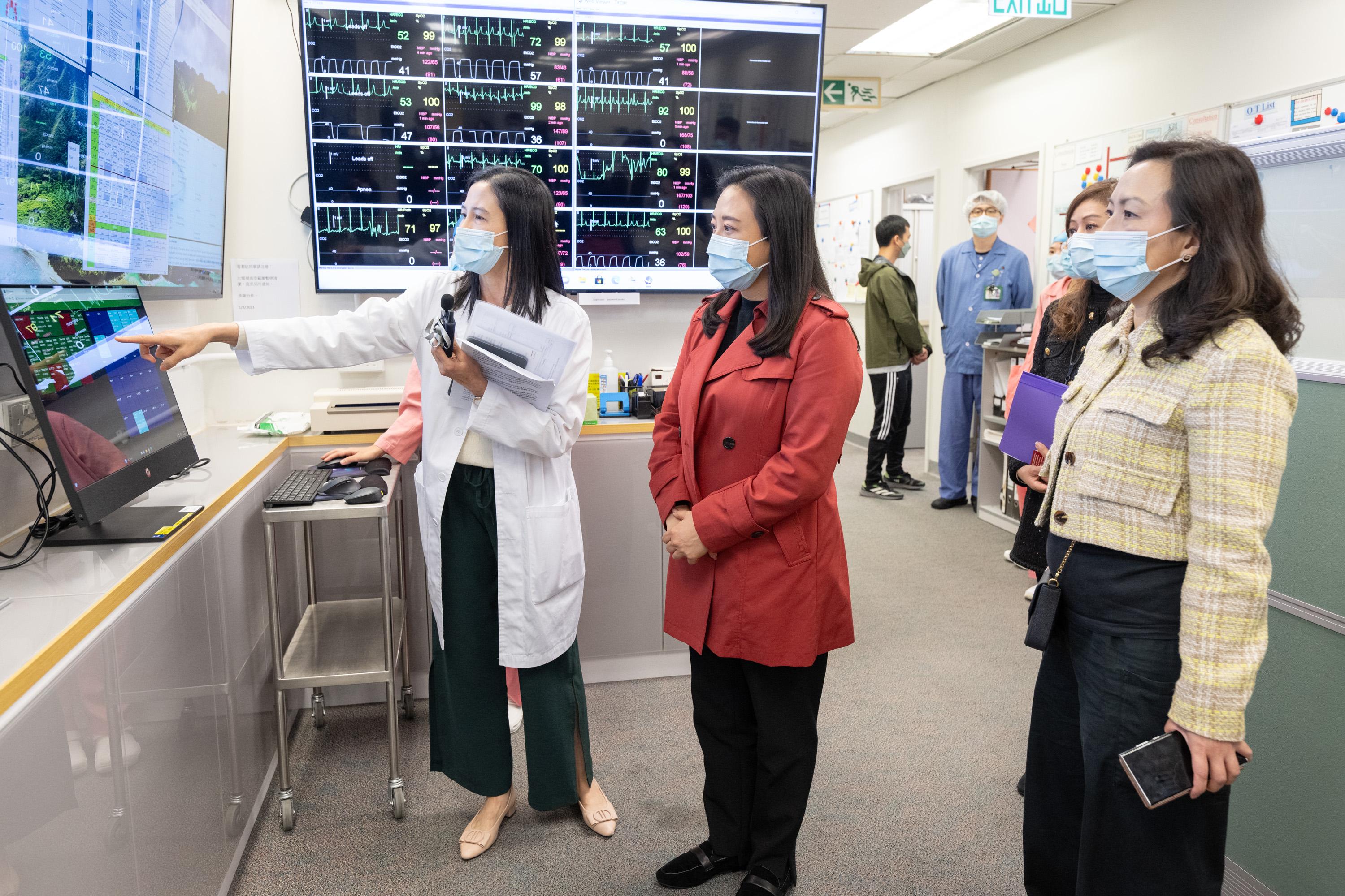 The Legislative Council (LegCo) Subcommittee on Matters Relating to the Development of Smart City visited Tseung Kwan O Hospital today (November 25). Photo shows LegCo Members learning about the application of 5G technologies in operating theatres.
