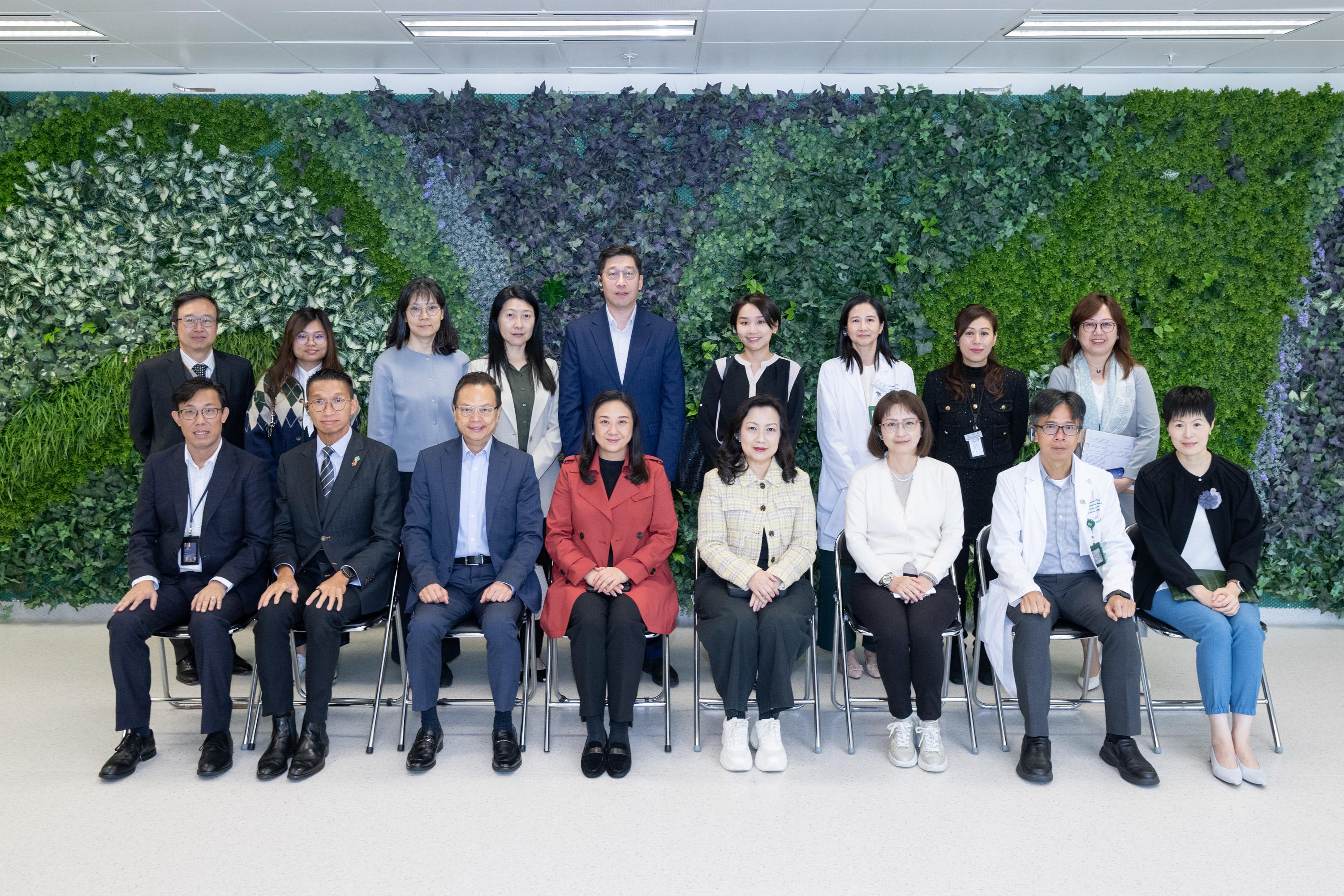 The Legislative Council (LegCo) Subcommittee on Matters Relating to the Development of Smart City visited Tseung Kwan O Hospital today (November 25). Photo shows the Chairman of the Subcommittee on Matters Relating to the Development of Smart City, Ms Elizabeth Quat (front row, fourth left), and other LegCo Members with representatives of the Administration and the Hospital Authority.
