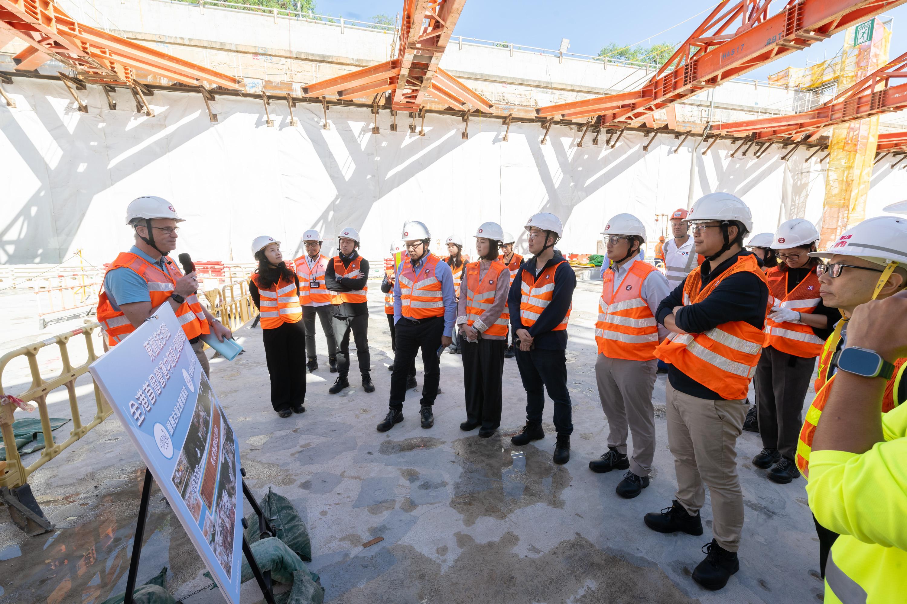 The Legislative Council Subcommittee on Matters Relating to Railways visited the construction site of MTR Kwu Tung Station on the East Rail Line today (November 26) to learn about the latest progress of the project.