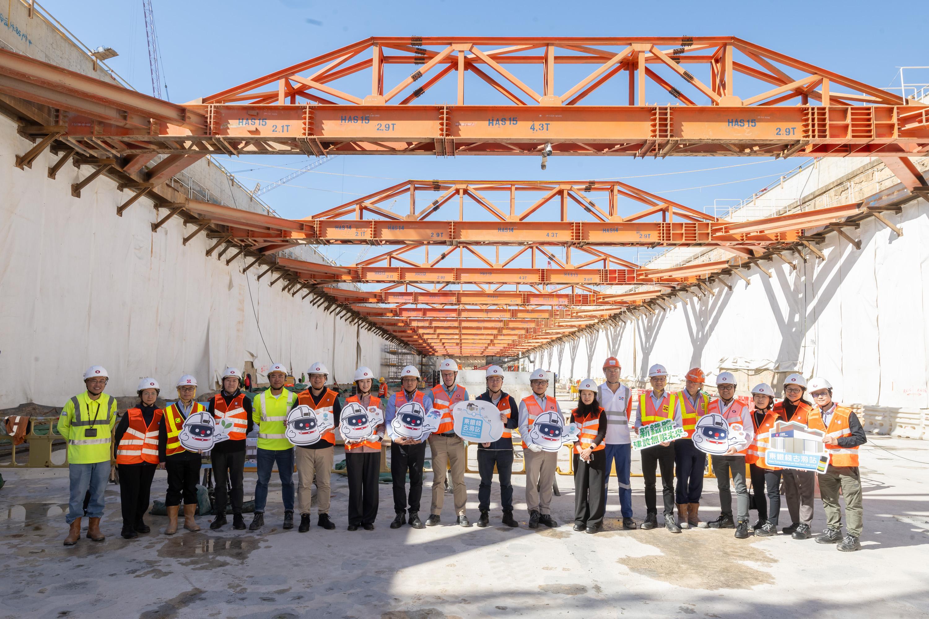 The Legislative Council (LegCo) Subcommittee on Matters Relating to Railways visited the construction site of MTR Kwu Tung Station on the East Rail Line today (November 26) to learn about the latest progress of the project. Photo shows the LegCo Members as well as MTR Corporation Limited and Government representatives at the construction site of MTR Kwu Tung Station.