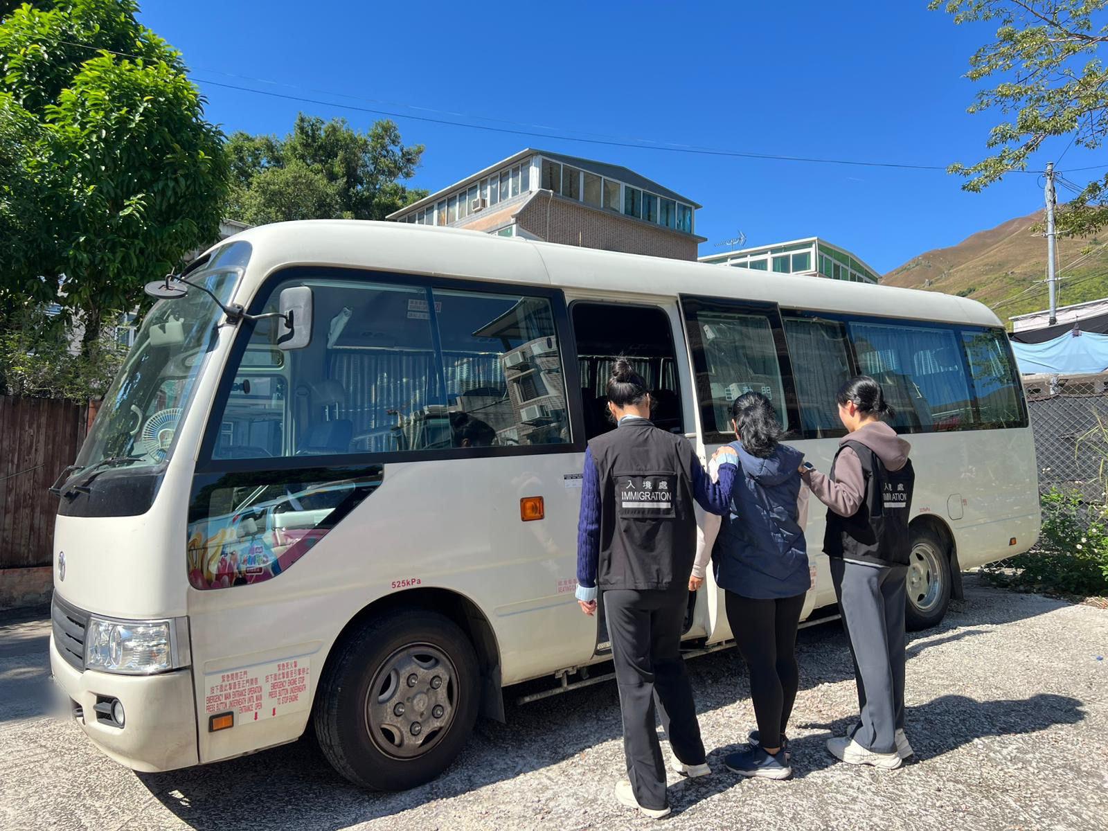 The Immigration Department mounted a territory-wide anti-illegal worker operation codenamed "Swordfish" today (November 26). Photos show suspected illegal workers arrested during the operation.