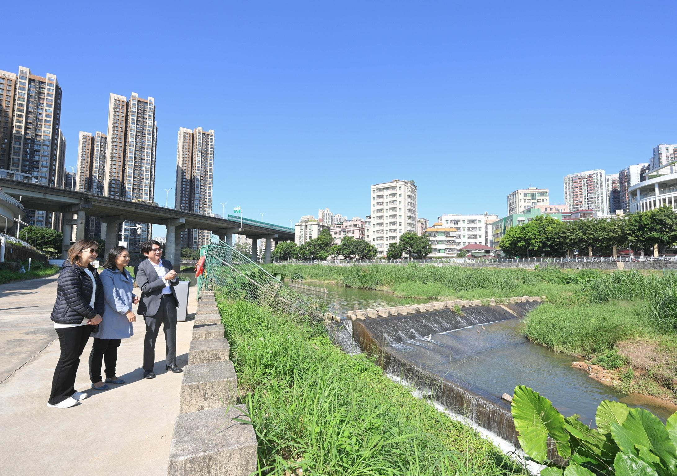 水諮會委員鍾麗金（左）、周嘉穎（中）和水務署署長黃恩諾（右）今日參觀沙灣河流域水環境綜合整治工程時視察沙灣河水環境。