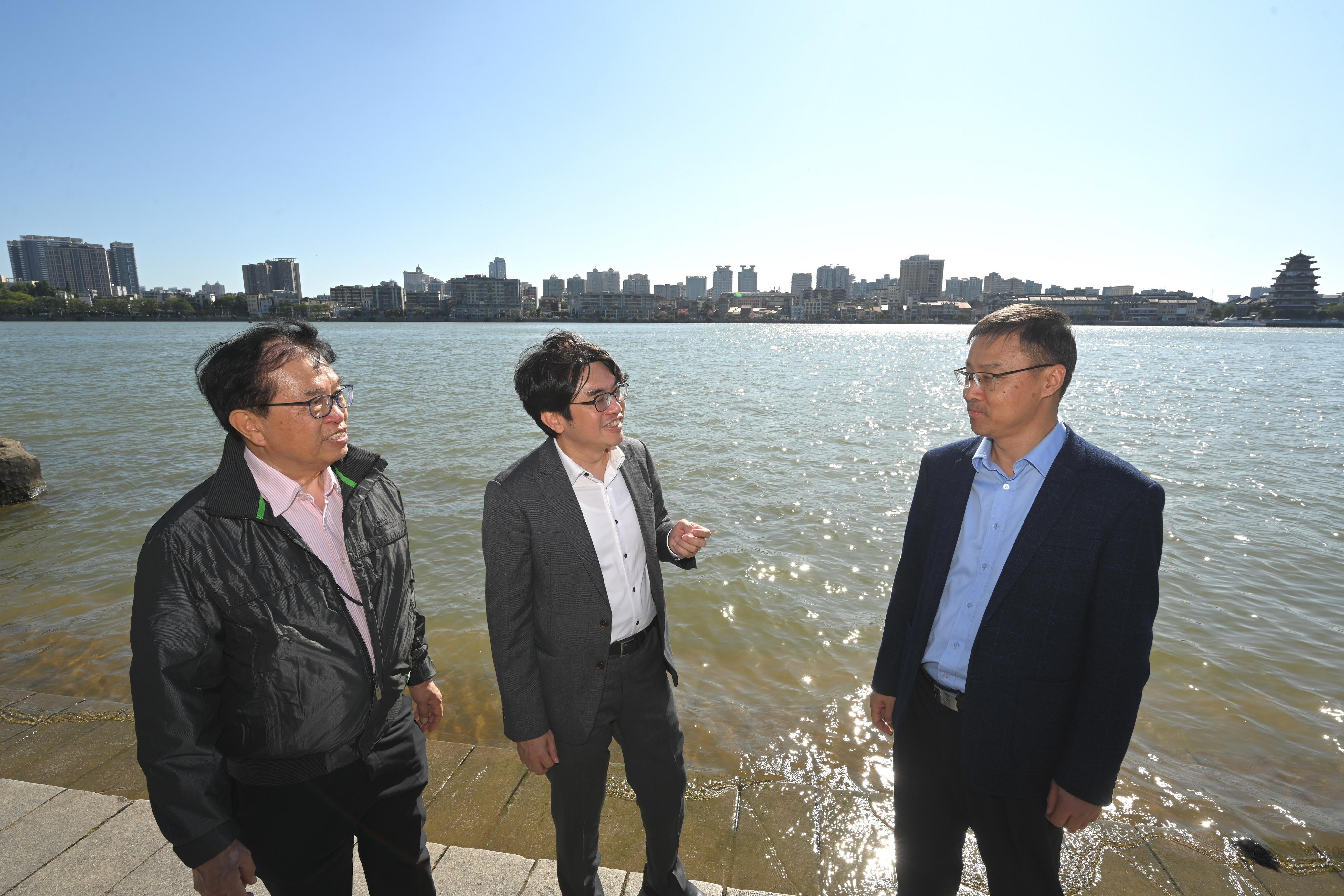 The Advisory Committee on Water Supplies (ACWS) delegation left for Guangdong Province yesterday (November 26) to visit the Dongjiang Water Supply System, and returned to Hong Kong this afternoon (November 27). Photo shows ACWS member Mr Cheung Hau-wai (first left), and the Director of Water Supplies, Mr Roger Wong (centre), accompanied by a Mainland official, inspecting a section of Dongjiang along the Greenway in Huizhou yesterday.
