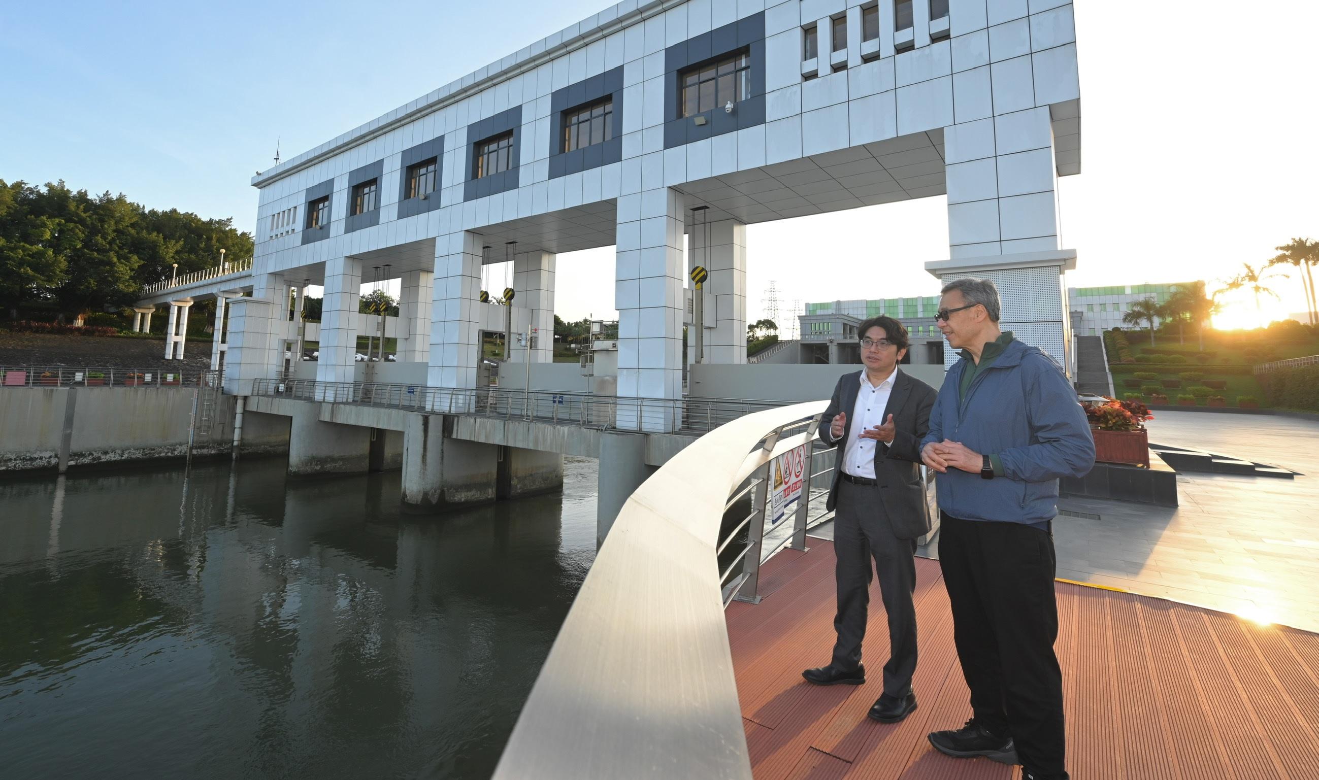 The Advisory Committee on Water Supplies (ACWS) delegation left for Guangdong Province yesterday (November 26) to visit the Dongjiang Water Supply System, and returned to Hong Kong this afternoon (November 27). Photo shows ACWS member Mr James Lam (right) and the Director of Water Supplies, Mr Roger Wong (left), visiting the intake point of Dongjiang water supplied to Hong Kong at the Taiyuan Pumping Station in Dongguan yesterday.