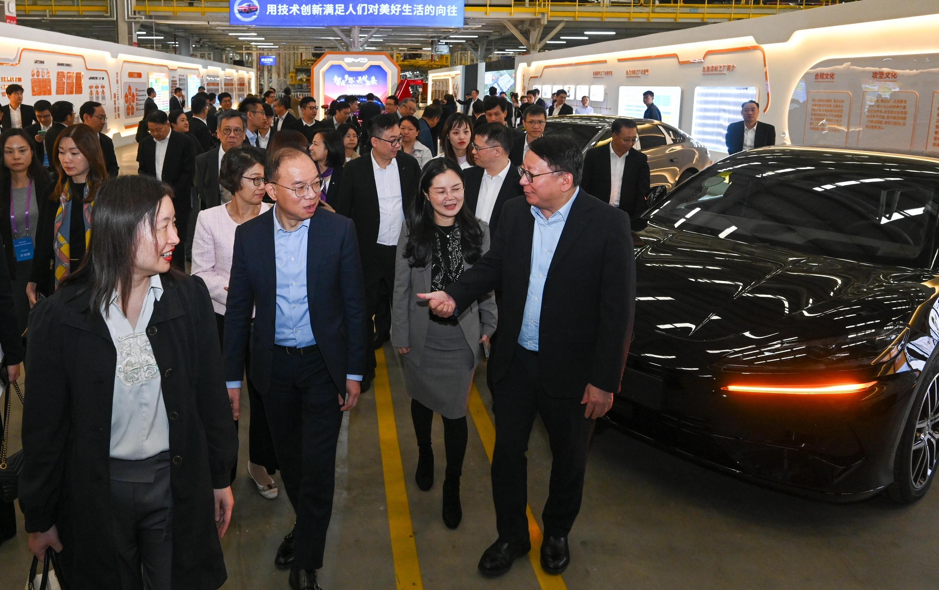 陳國基（第一排右一）參觀比亞迪汽車工業園二期。