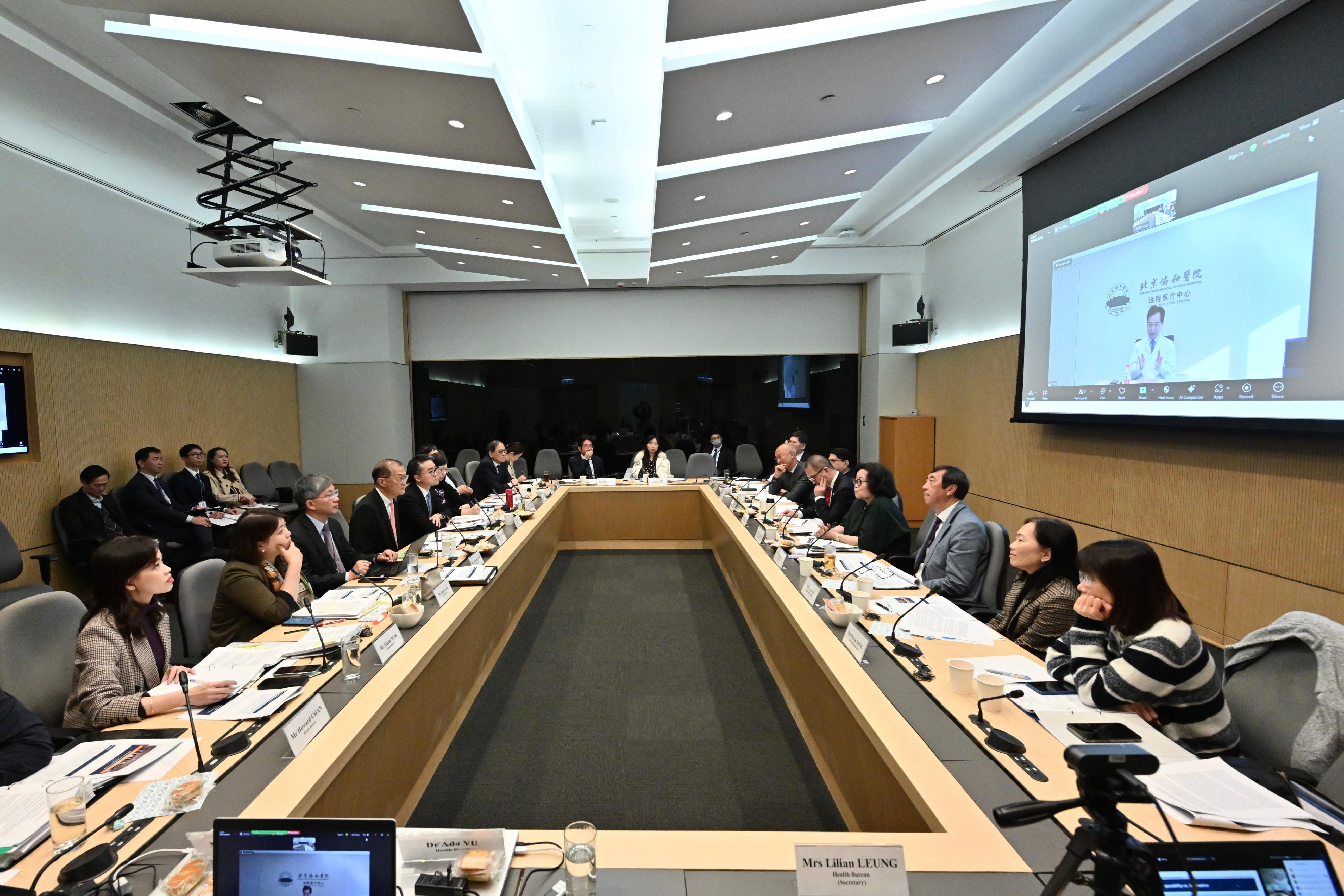 The Secretary for Health, Professor Lo Chung-mau (fourth left), and the Acting Secretary for Education, Dr Sze Chun-fai (fifth left), co-chair the second meeting of the Task Group on New Medical School today (November 28), setting out 10 key parameters for consideration of proposals on the establishment of a third medical school. The Permanent Secretary for Health, Mr Thomas Chan (third left), and the Under Secretary for Health, Dr Libby Lee (second left), also attended the meeting.
