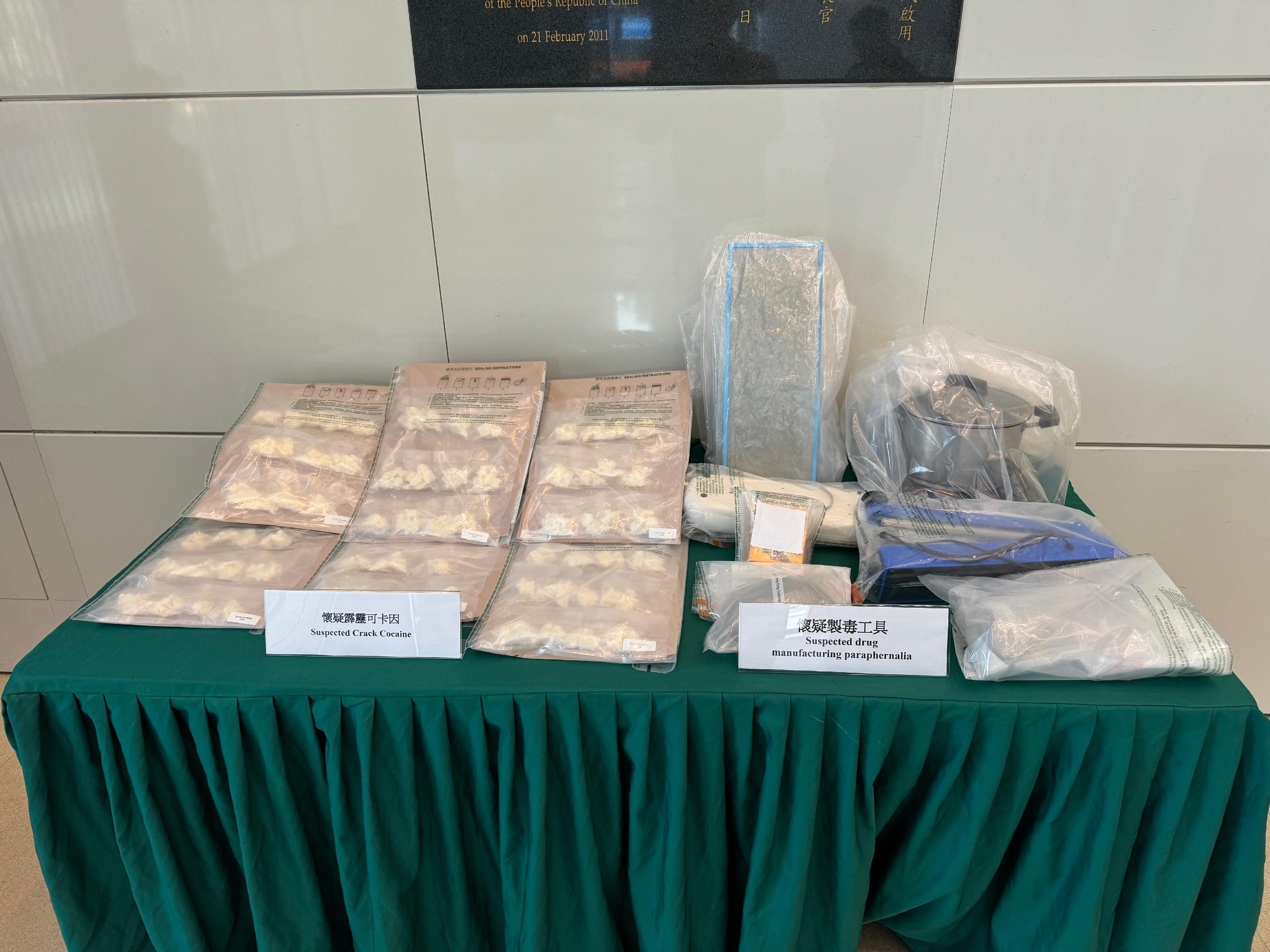 Hong Kong Customs yesterday (November 27) seized about 1.8 kilograms of suspected crack cocaine with a total estimated market value of about $1.9 million in Tsing Yi. Photo shows the suspected dangerous drugs and suspected drug manufacturing and packaging paraphernalia seized.