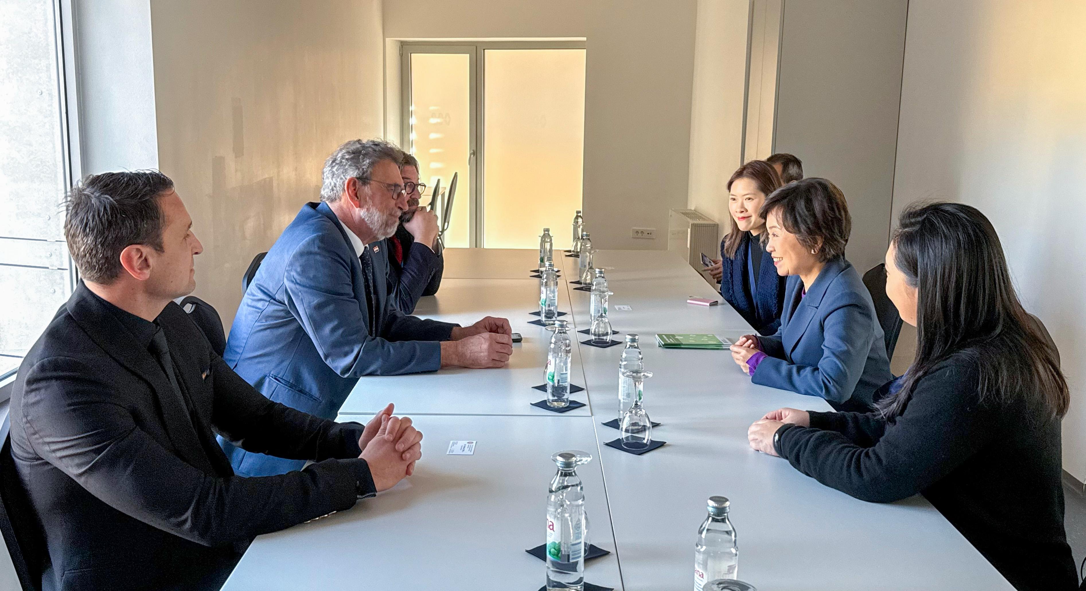 The Secretary for Education, Dr Choi Yuk-lin, attended the Programme for International Student Assessment Governing Board Meeting organised by the Organisation for Economic Co-operation and Development in Dubrovnik, Croatia, on November 27 (Dubrovnik time). Photo shows Dr Choi (second right) meeting the Minister of Science, Education and Youth of Croatia, Professor Radovan Fuchs (second left).