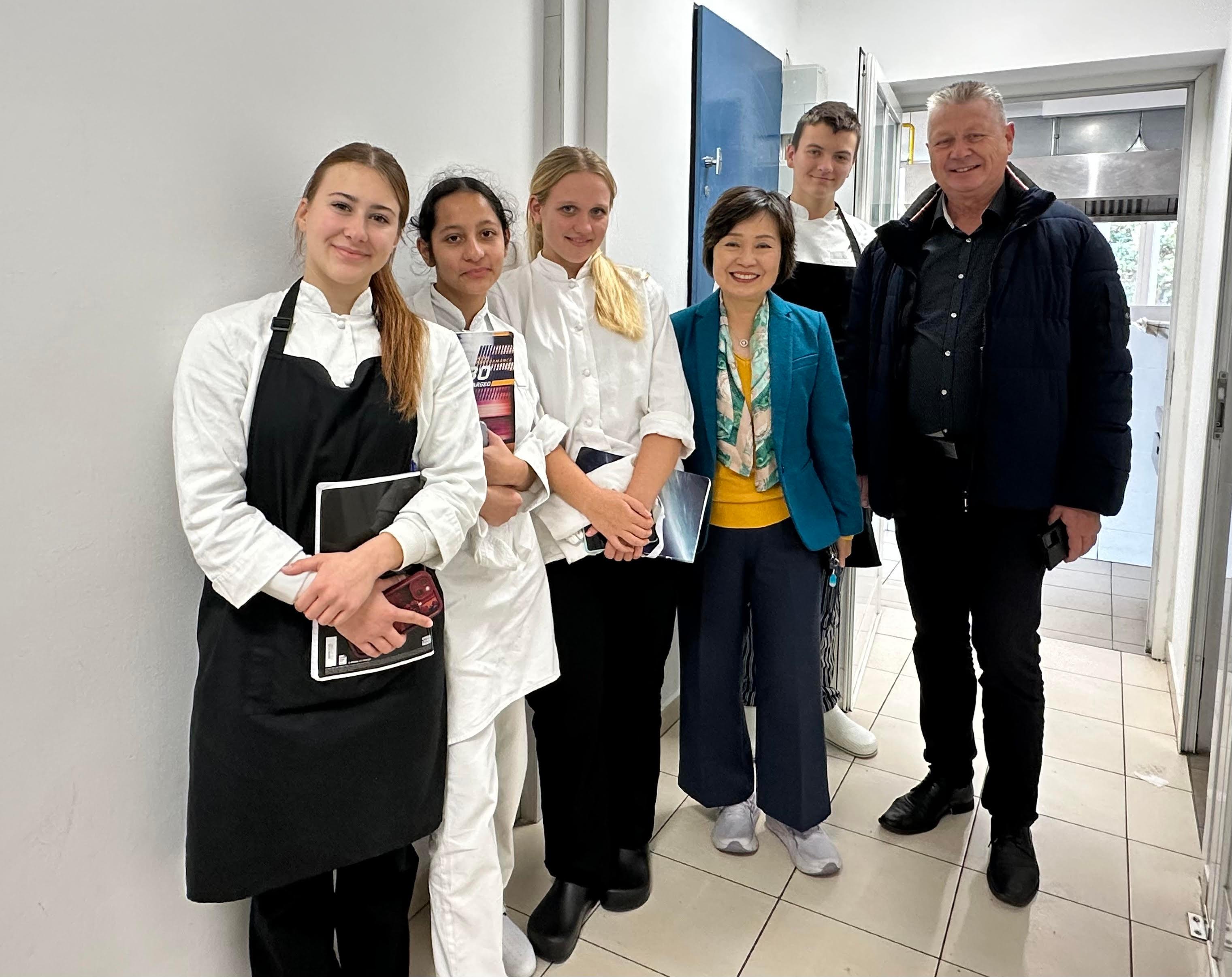 The Secretary for Education, Dr Choi Yuk-lin, visited the Dubrovnik School of Tourism and Hospitality, a vocational training institution for secondary school students in Dubrovnik, Croatia, on November 28 (Dubrovnik time). Photo shows Dr Choi (third right) with the school’s headmaster, Mr Antun Perusina (first right), and students.