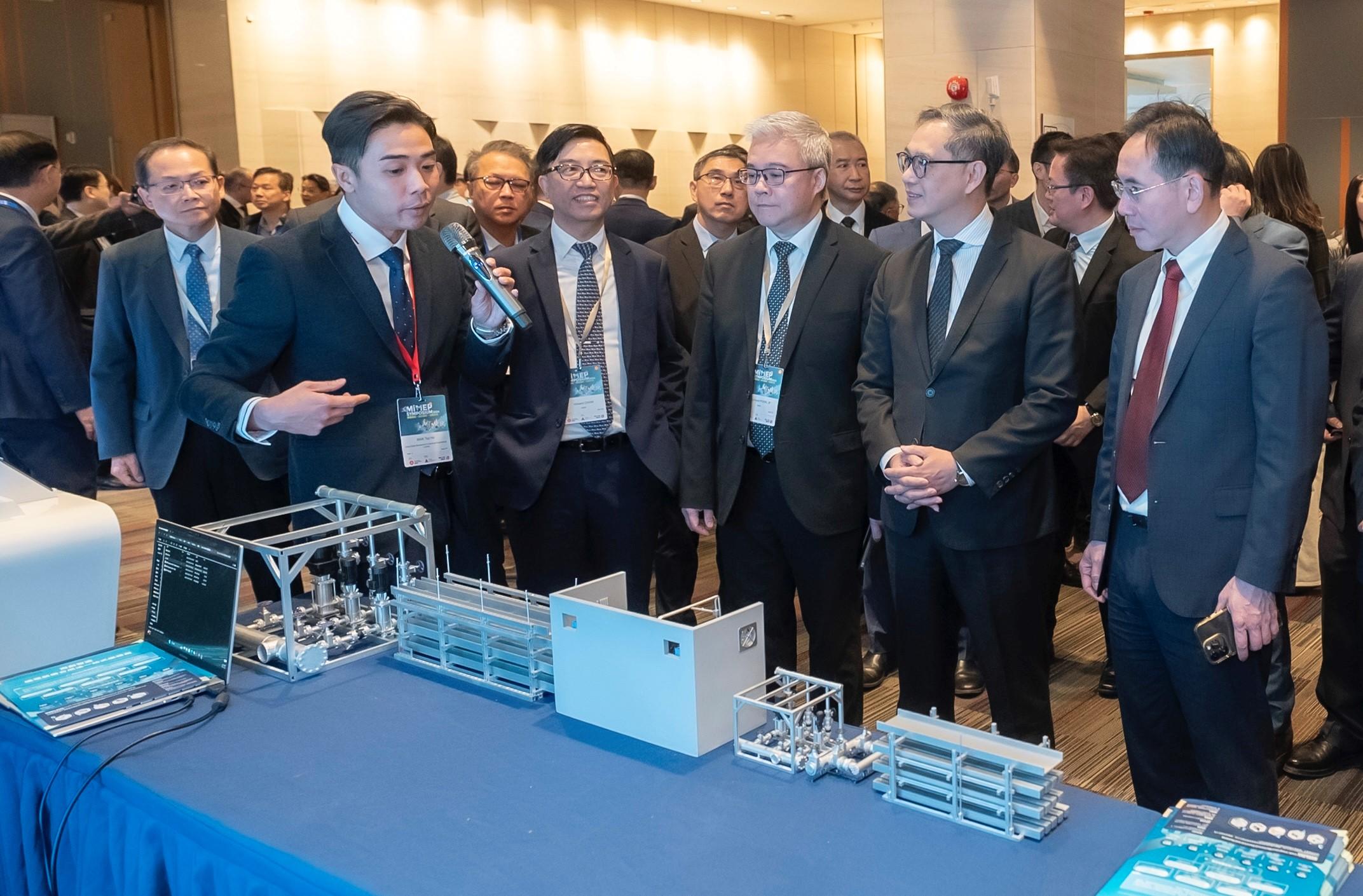 The MiMEP Symposium 2024, co-organised by the Architectural Services Department and the Electrical and Mechanical Services Department, was held at the Hong Kong Science Park today (November 29). Photo shows the Under Secretary for Development, Mr David Lam (first right) and the Permanent Secretary for Development (Works), Mr Ricky Lau (second right), visiting an exhibition booth.