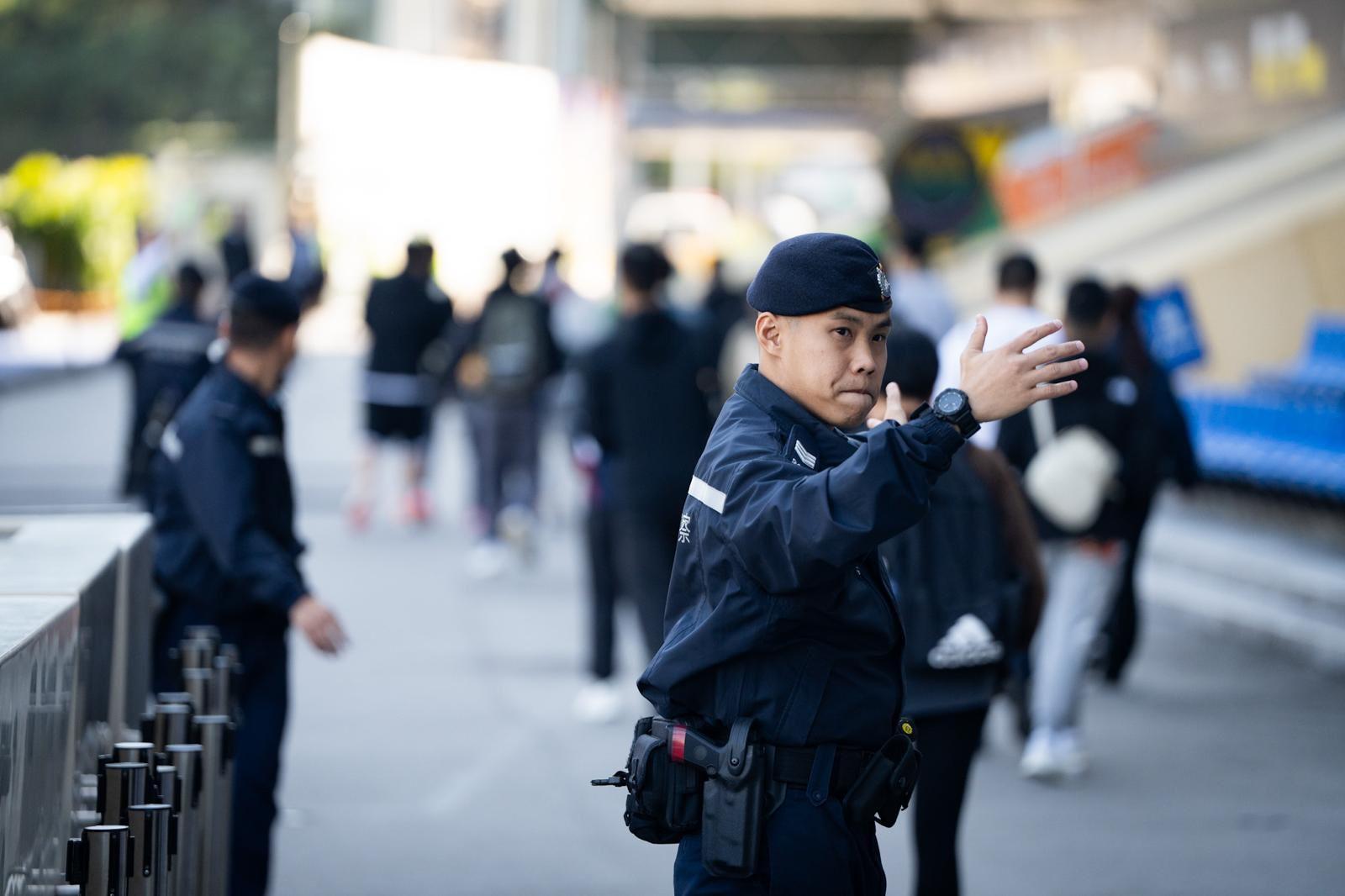 警务处港岛总区今日（十一月二十九日）联同消防处、医院管理局及香港赛马会在跑马地马场举行代号「碎针II」的跨部门重大事故演习。图示警务人员协助在场人士疏散。