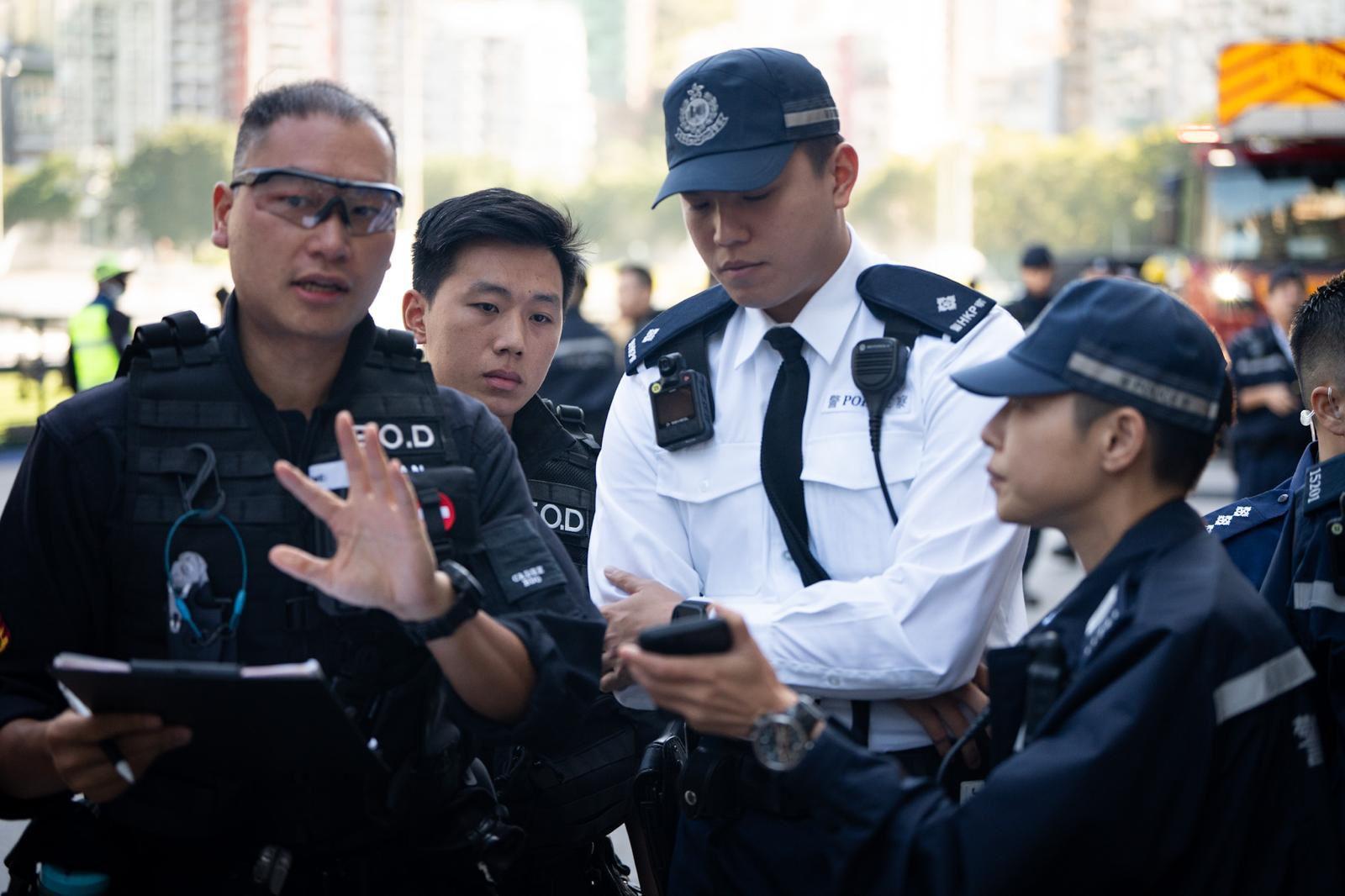 警务处港岛总区今日（十一月二十九日）联同消防处、医院管理局及香港赛马会在跑马地马场举行代号「碎针II」的跨部门重大事故演习。图示警务处爆炸品处理课人员在场进行风险评估。