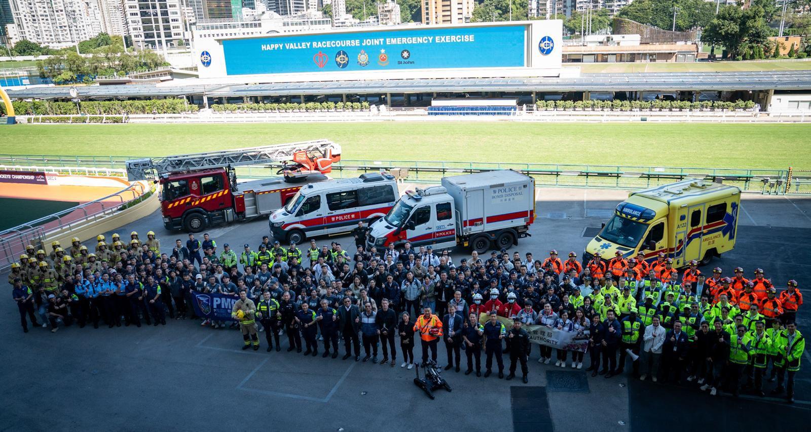 警務處港島總區今日（十一月二十九日）聯同消防處、醫院管理局及香港賽馬會在跑馬地馬場舉行代號「碎針」的跨部門重大事故演習，逾二百五十名人員參與演習。