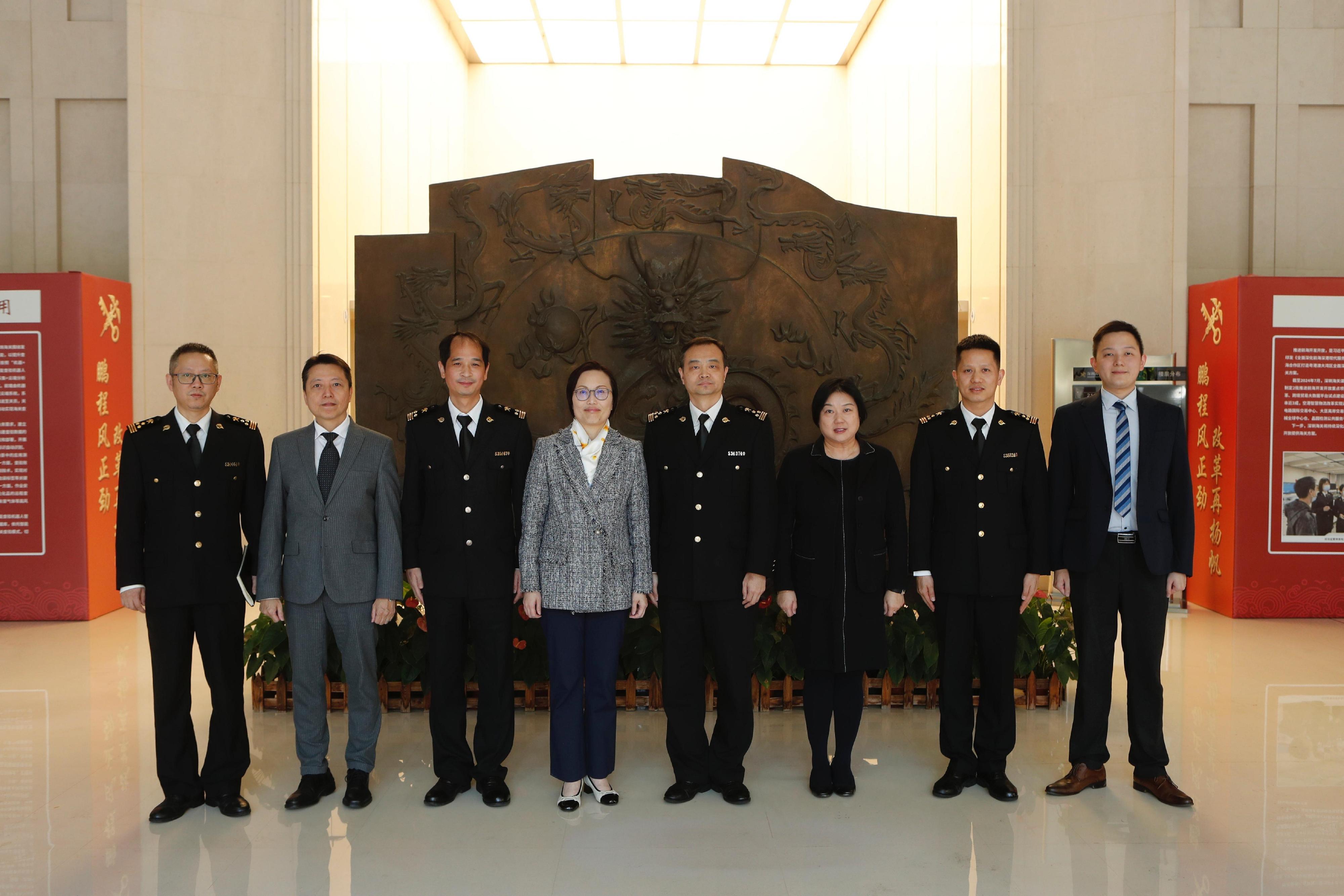 香港海关助理关长（边境及港口）黄蕙荃（左四）今日（十一月二十九日）率领代表团到深圳与深圳海关代表进行会议，就如何配合中央政府于十二月一日起恢复深圳「一签多行」个人游签注政策和深化两地海关合作项目及发展作出讨论。