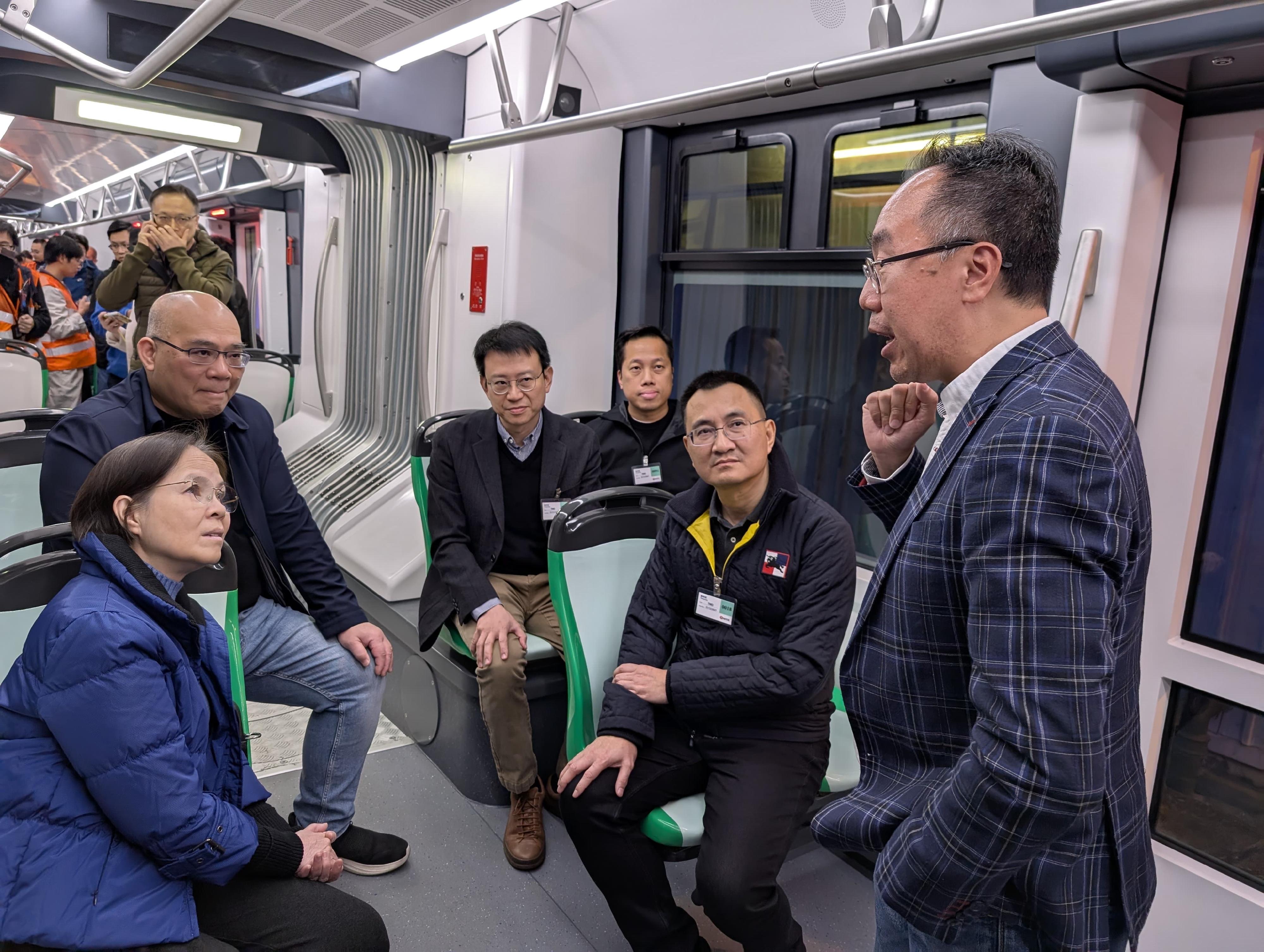 Members of the Inter-departmental Working Group on Using Hydrogen as Fuel visited the trial of hydrogen fuelled light rail vehicle currently being conducted by the MTR Corporation Limited (MTR) this morning (December 1). Photo shows the Chairperson of the Working Group, the Under Secretary for Environment and Ecology, Miss Diane Wong (first left); the Commissioner for Climate Change of the Environment and Ecology Bureau, Mr Wong Chuen-fai (second right); and other members being briefed by a representative of the MTR on the details of the project.