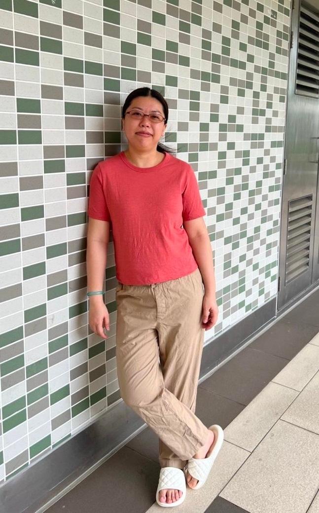 Leung Man-lee, aged 39, is about 1.53 metres tall, 50 kilograms in weight and of medium build. She has a round face with yellow complexion and long black hair. She was last seen wearing a dark red long-sleeved shirt, blue jeans, white shoes, a pair of glasses with dark colour rim, carrying a green recycle bag and a white handbag.