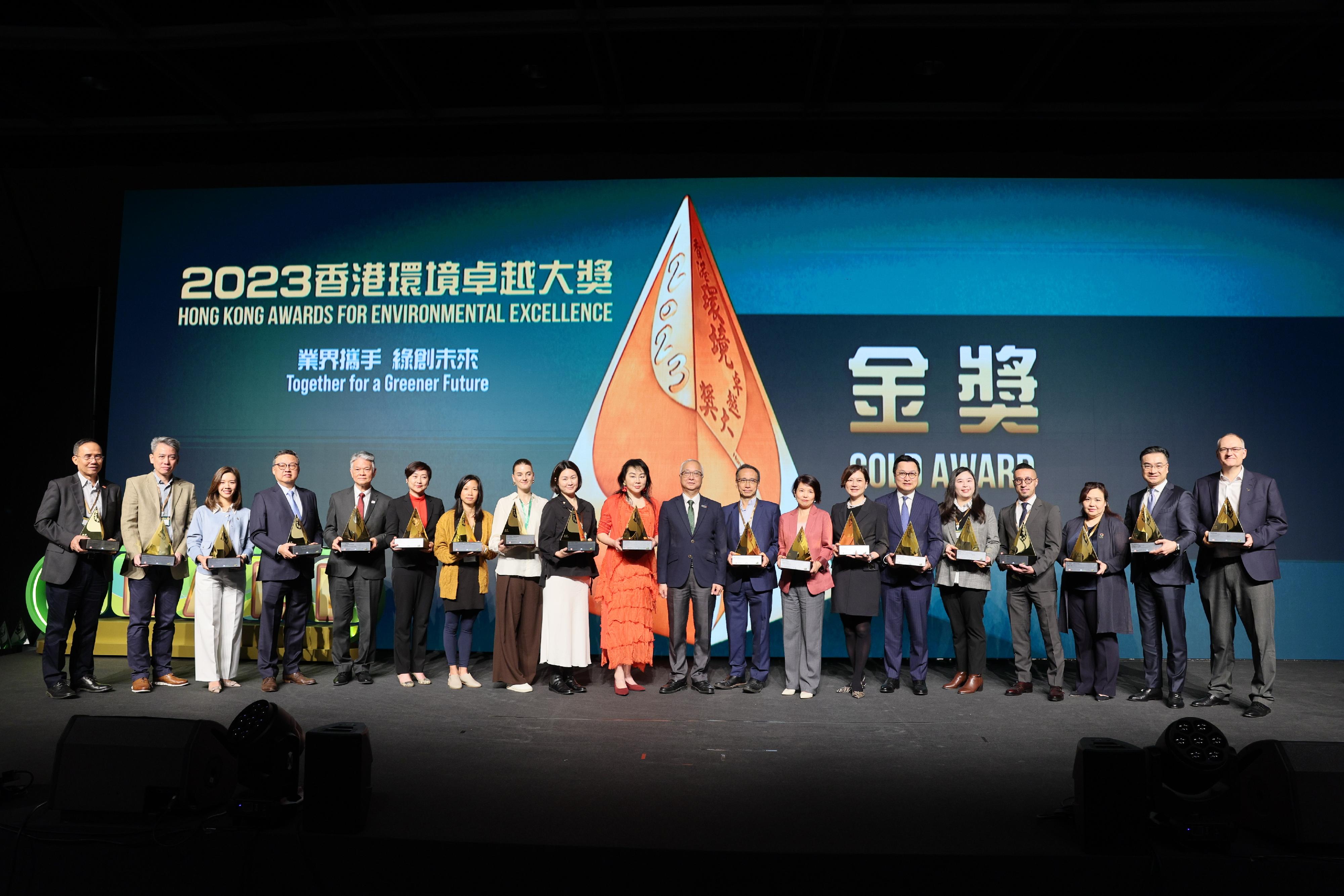 The Secretary for Environment and Ecology, Mr Tse Chin-wan, attended the 2023 Hong Kong Awards for Environmental Excellence (HKAEE) Presentation Ceremony today (December 2). Photo shows Mr Tse (tenth right) and the representatives of winning companies and organisations of the Gold Award of the HKAEE and the Hong Kong Green Innovations Awards.