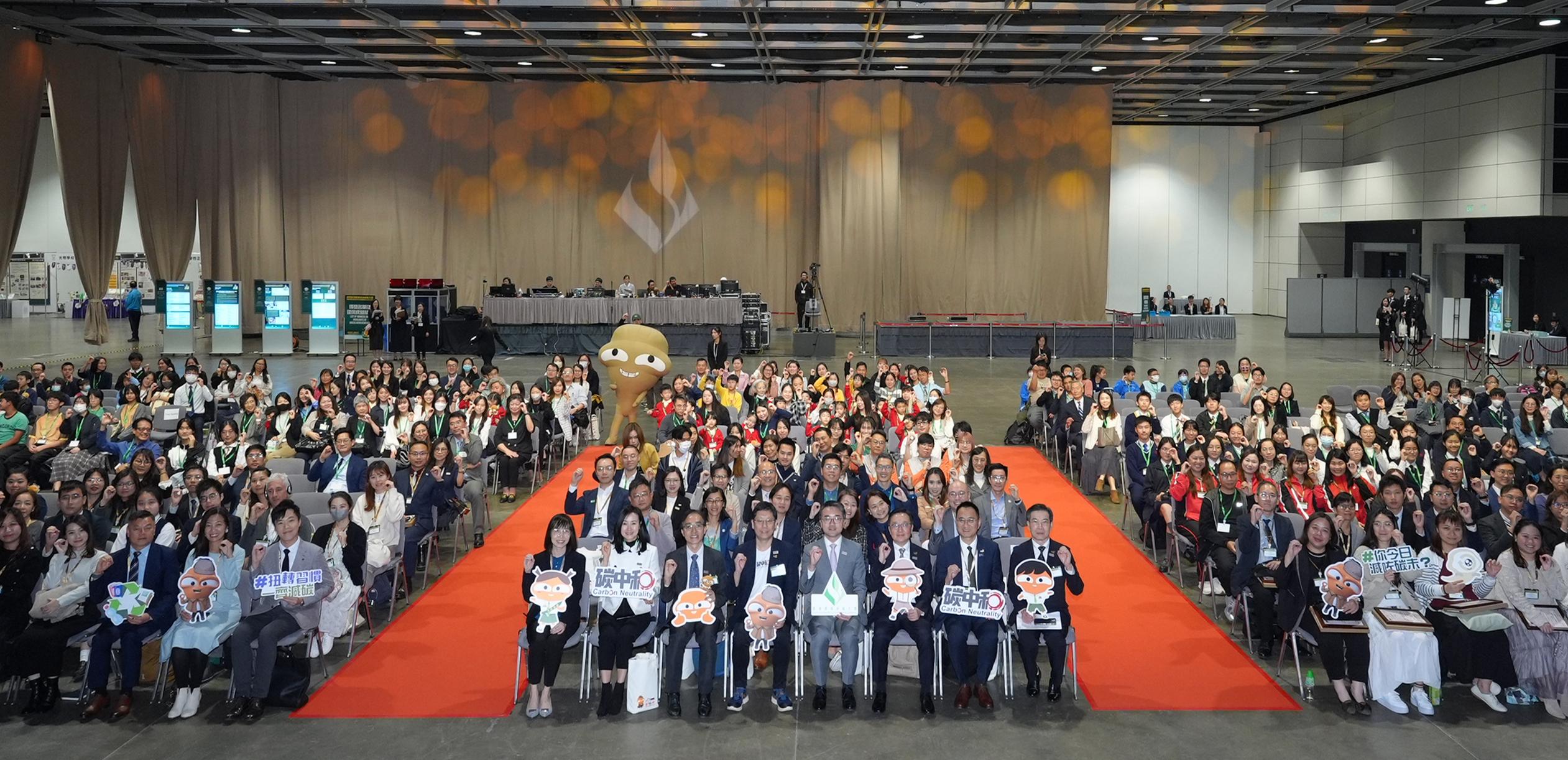 The Hong Kong Awards for Environmental Excellence Presentation Ceremony was held today (December 2). The participants of the afternoon session for the schools sector included school principals, teachers, students and their parents. 