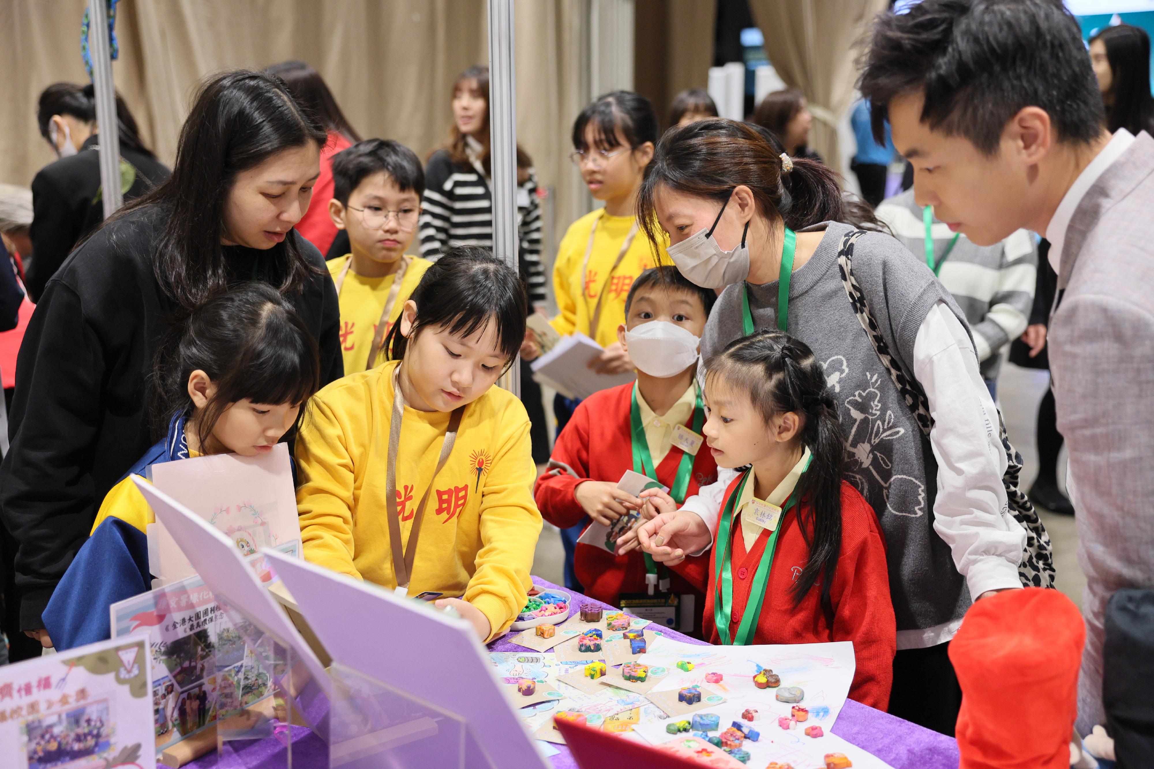 The Hong Kong Awards for Environmental Excellence Presentation Ceremony was held today (December 2). The Green School Information and Experience Session running in parallel with the afternoon session featured interactive information exhibitions, game booths and sharing sessions.