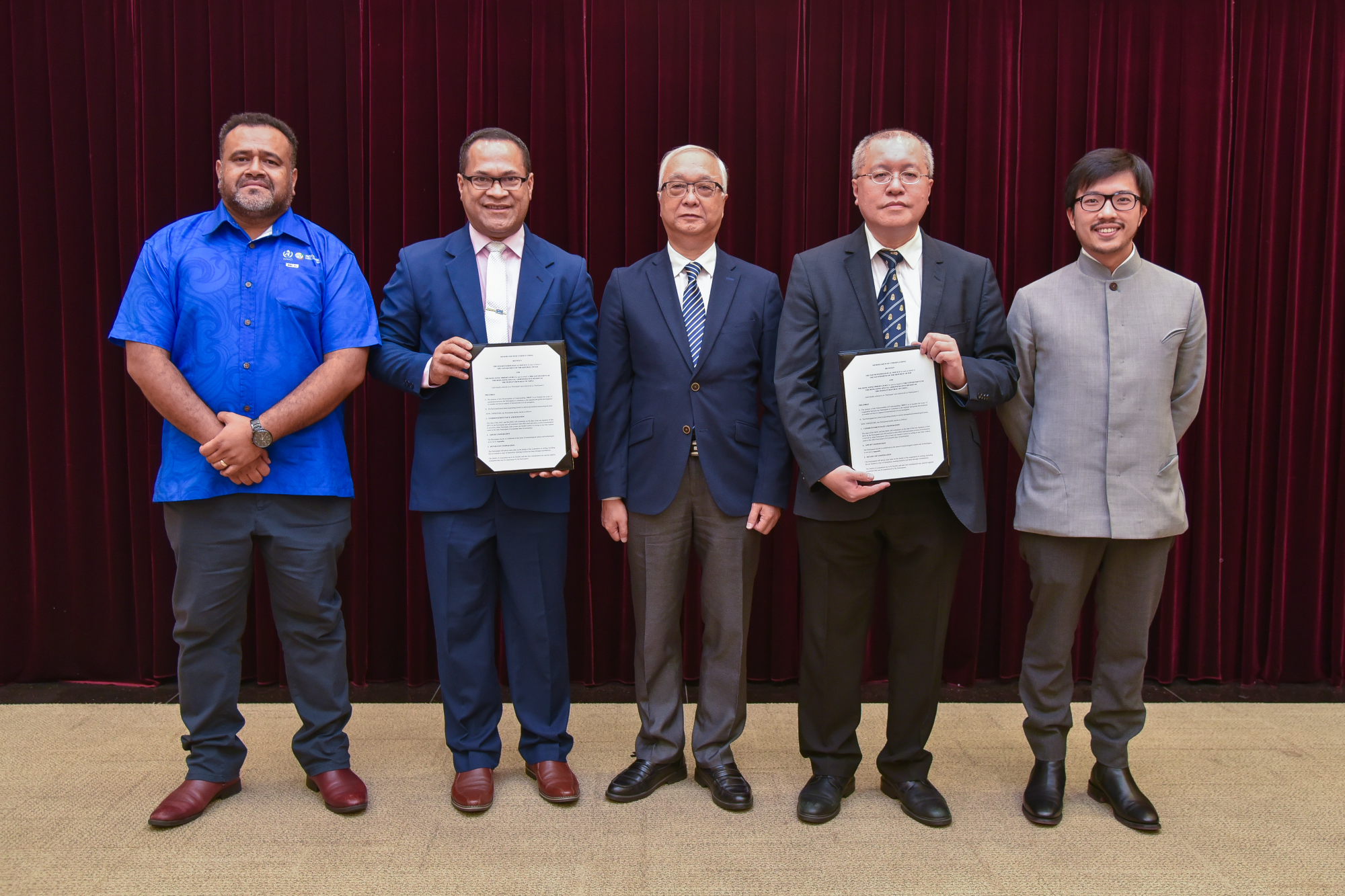 香港天文台與斐濟氣象局今日（十二月三日）簽署合作諒解備忘錄。香港特別行政區（特區）環境及生態局局長謝展寰（中）、斐濟氣象局局長Misaeli Mavoa Funaki（左一）和香港特區「一帶一路」專員何力治（右一）見證簽署儀式。