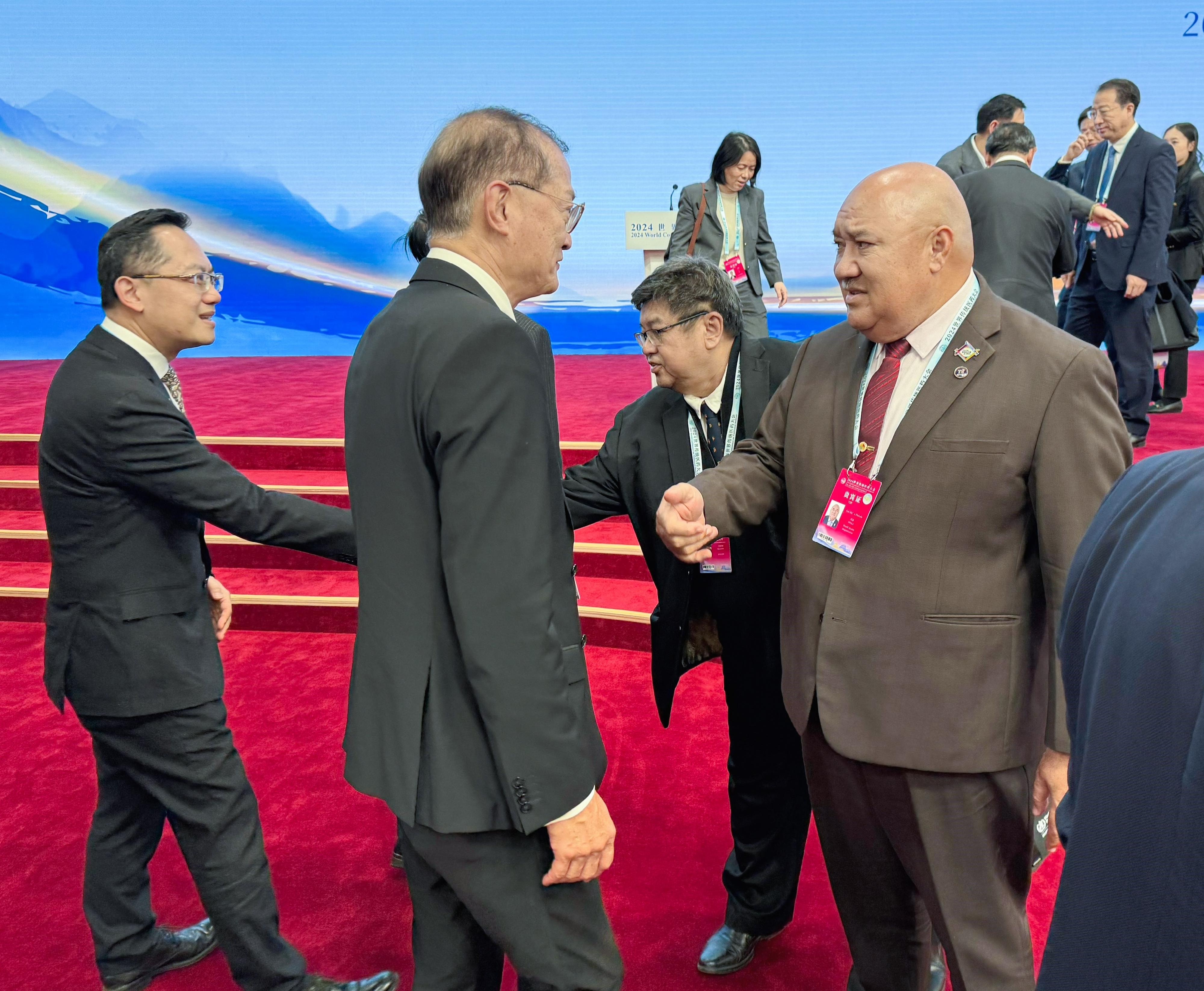 The Secretary for Health, Professor Lo Chung-mau (front row, left), attends the 2024 World Conference on Traditional Medicine in Beijing today (December 3), and chats with the World Health Organization Regional Director for the Western Pacific, Dr Saia Ma'u Piukala (front row, right). Looking on is the Director of Health, Dr Ronald Lam (back row, left).