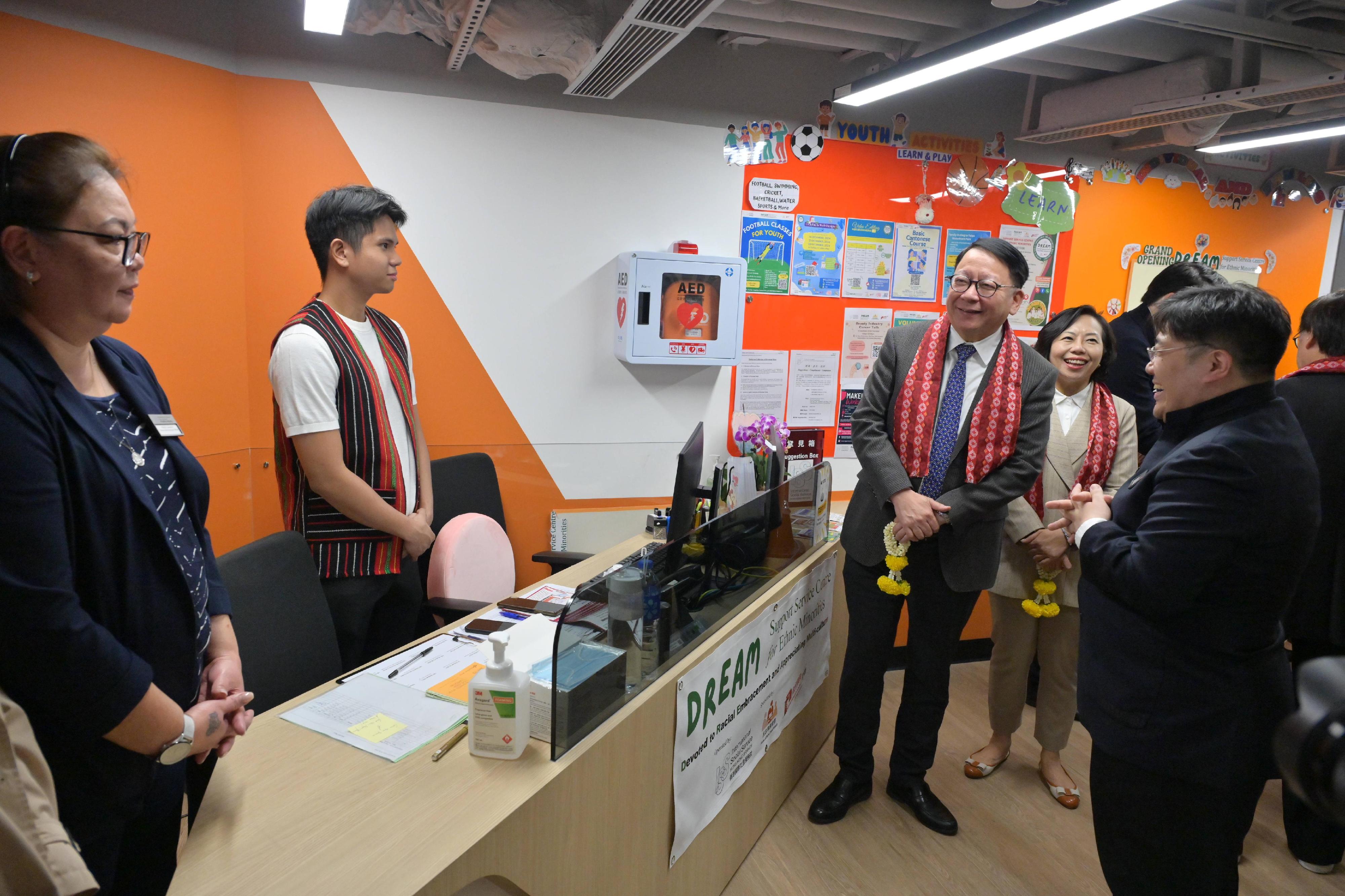 The Chief Secretary for Administration, Mr Chan Kwok-ki, and the Secretary for Home and Youth Affairs, Miss Alice Mak, officiated at the opening ceremony of DREAM Support Service Centre for Ethnic Minorities located in Kowloon City District today (December 3). Photo shows Mr Chan (third left) and Miss Mak (fourth left) touring the centre.