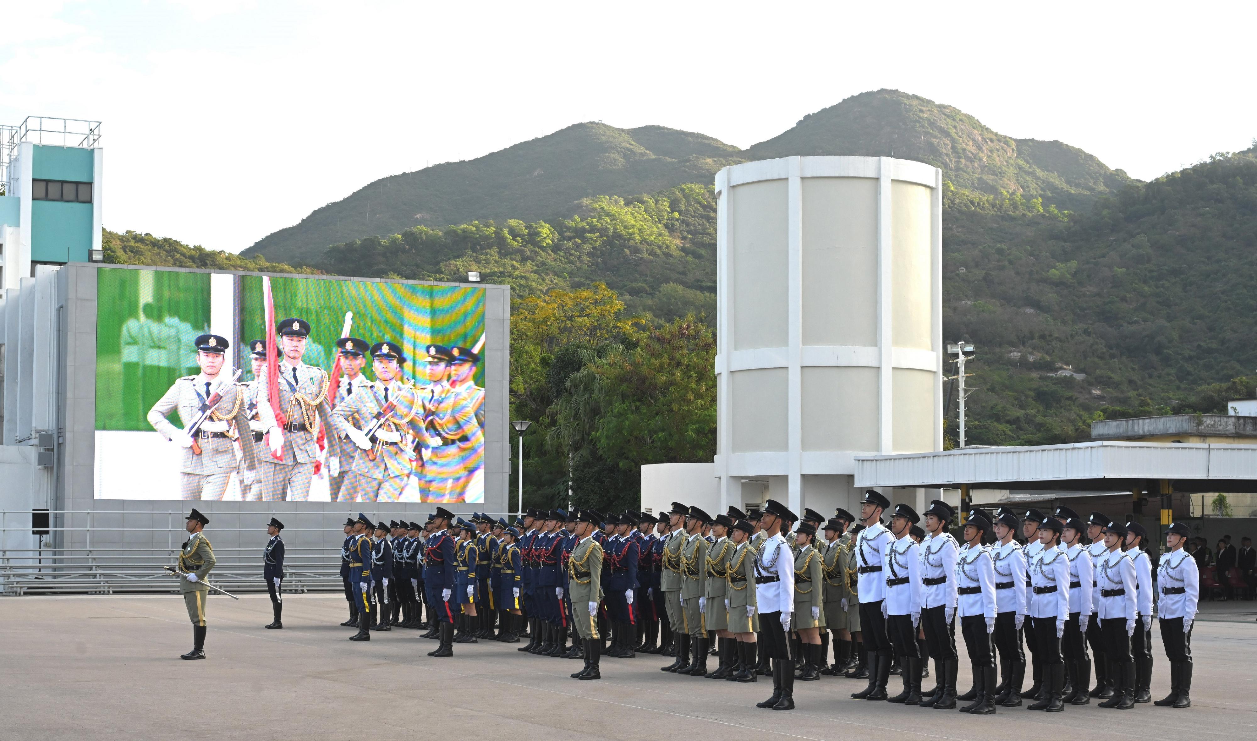 The Security Bureau today (December 4) held the Constitution Day Flag Raising Ceremony. Photo shows the disciplined services ceremonial guard and the flag party marching into the venue with Chinese-style foot drill and conducting the flag-raising ceremony.