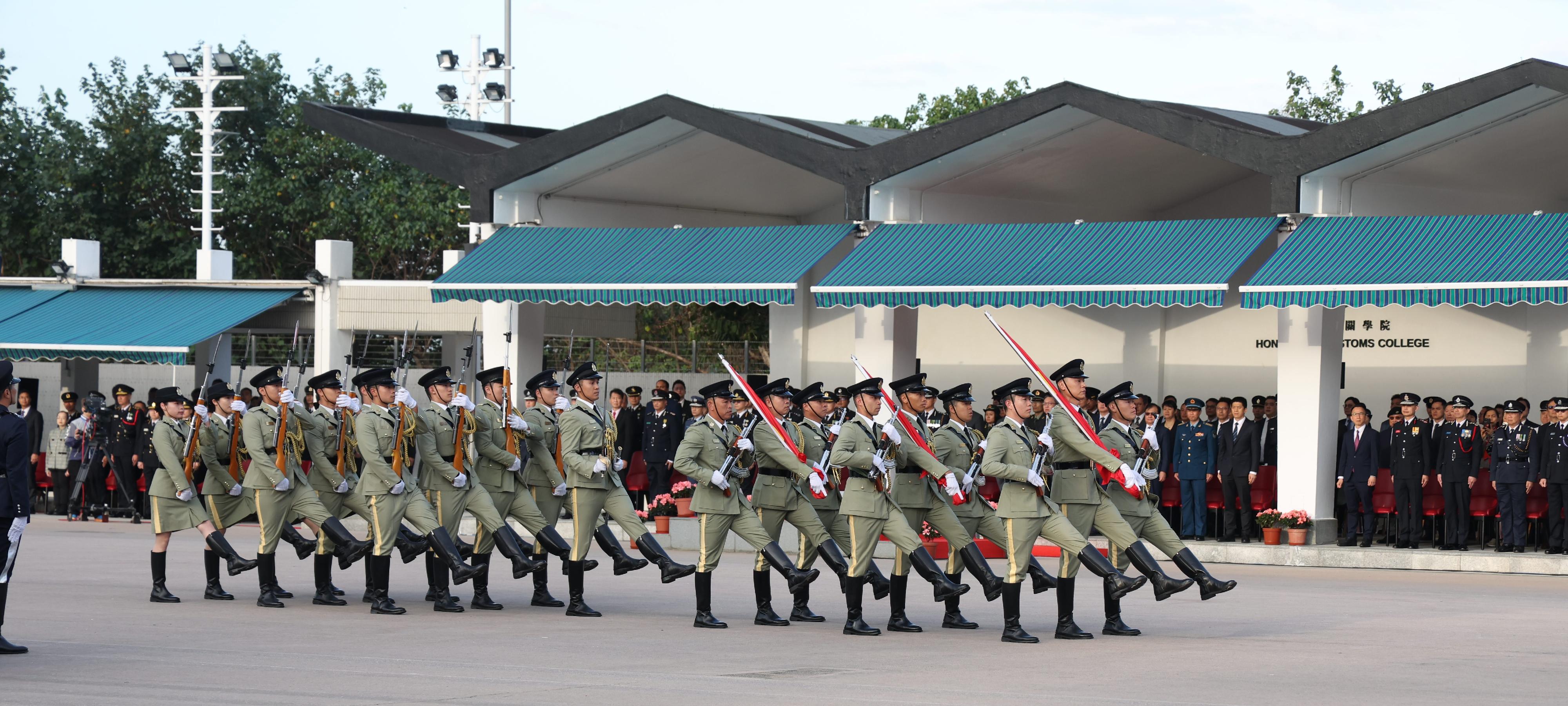 The Security Bureau today (December 4) held the Constitution Day Flag Raising Ceremony. Photo shows the disciplined services ceremonial guard and the flag party marching into the venue with Chinese-style foot drill and conducting the flag-raising ceremony.