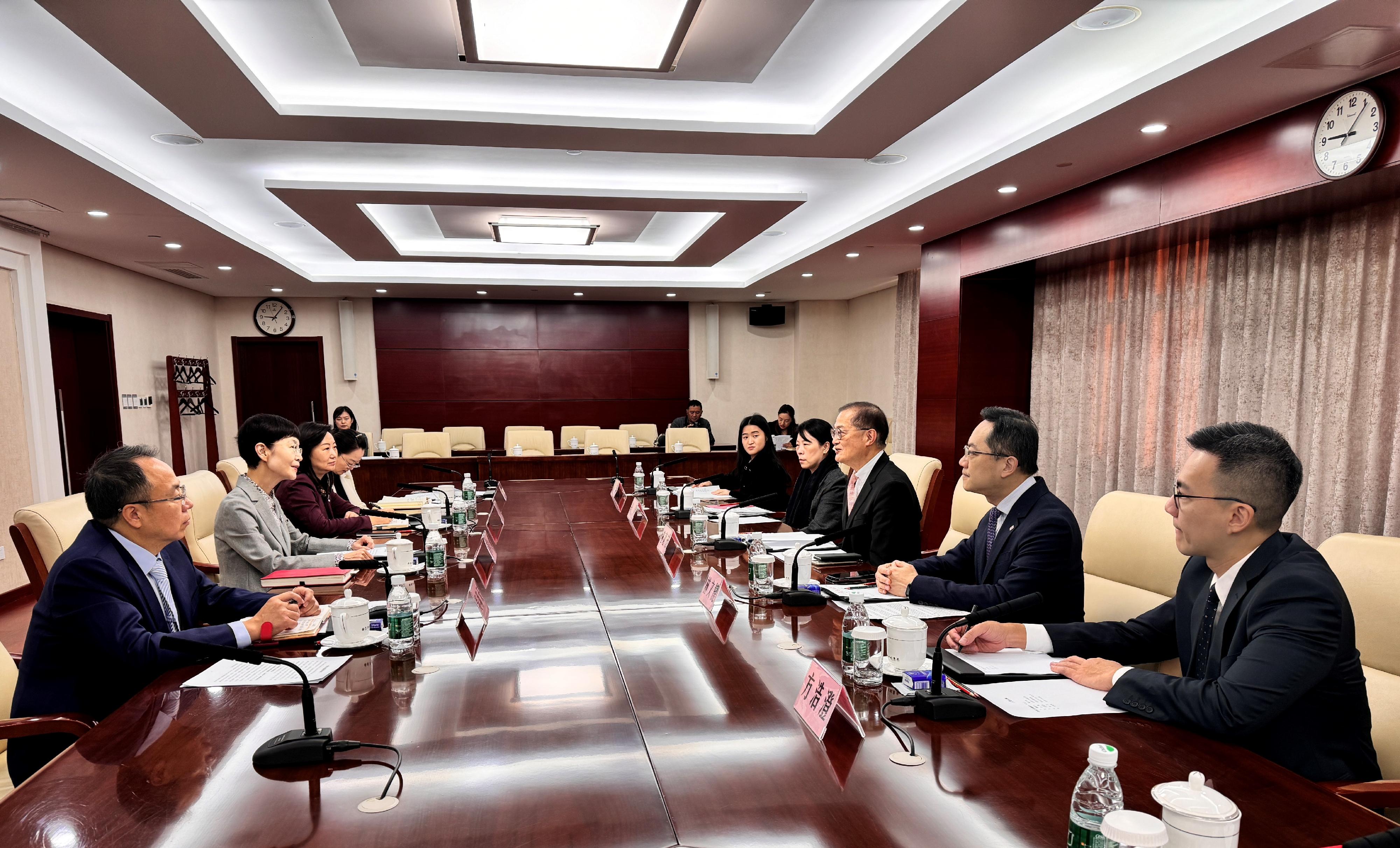 The Secretary for Health, Professor Lo Chung-mau (third right), meets with Vice-minister of the National Health Commission Ms Guo Yanhong (second left) in Beijing today (December 4) to introduce multiple initiatives to develop Hong Kong into an international health and medical innovation hub and deepen the reform of the healthcare system as set out in "The Chief Executive's 2024 Policy Address", while engaging in in-depth discussions on the latest situation and measures of tobacco control in Hong Kong. The Director of Health, Dr Ronald Lam (second right); the Head of the Tobacco and Alcohol Control Office of the Department of Health, Dr Fung Ying (fourth right); and the Assistant Director of Health (Chinese Medicine), Dr Edmund Fong (first right), also attend the meeting.
