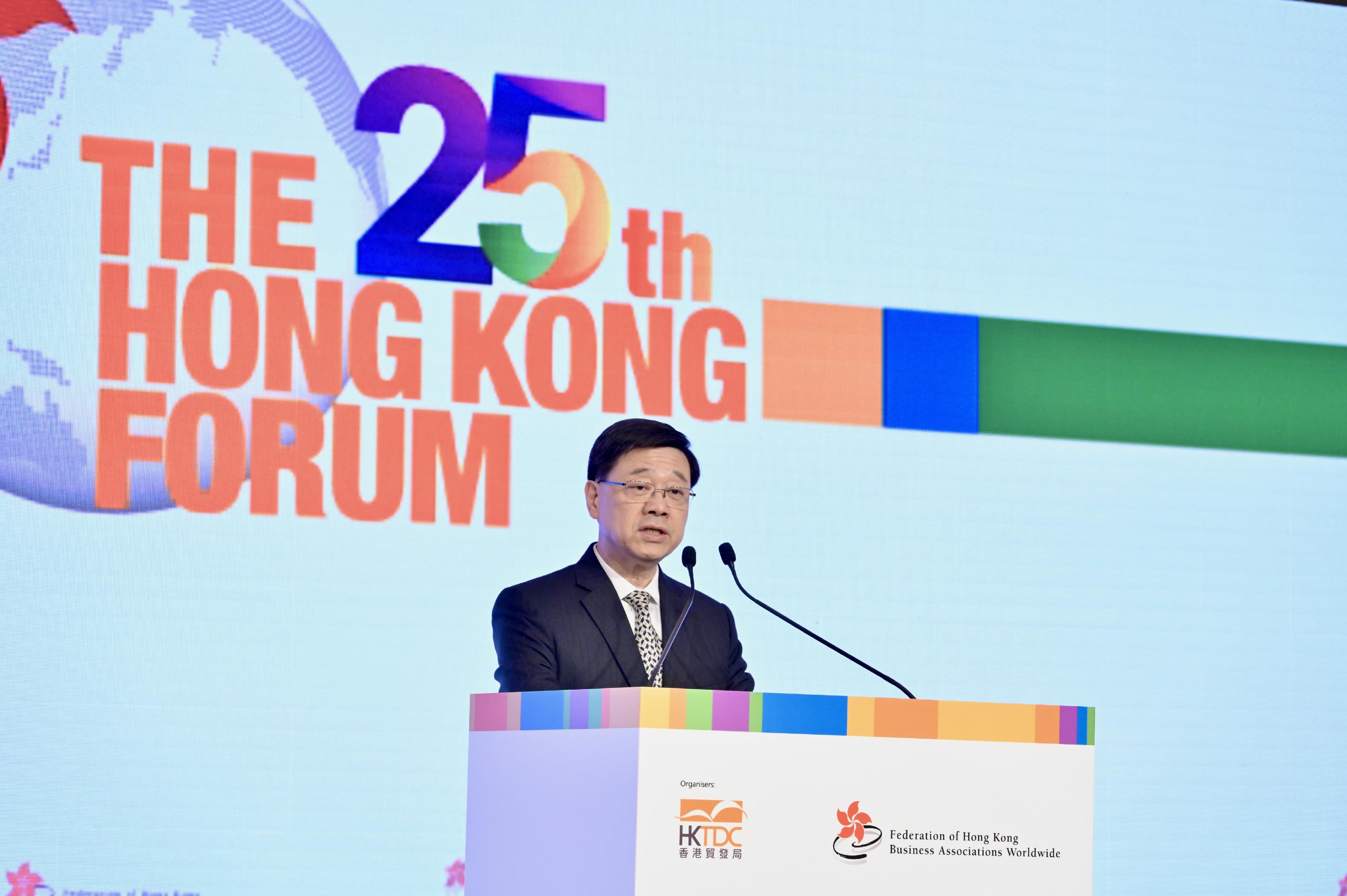 The Chief Executive, Mr John Lee, speaks at the 25th Hong Kong Forum Keynote Luncheon today (December 4). 