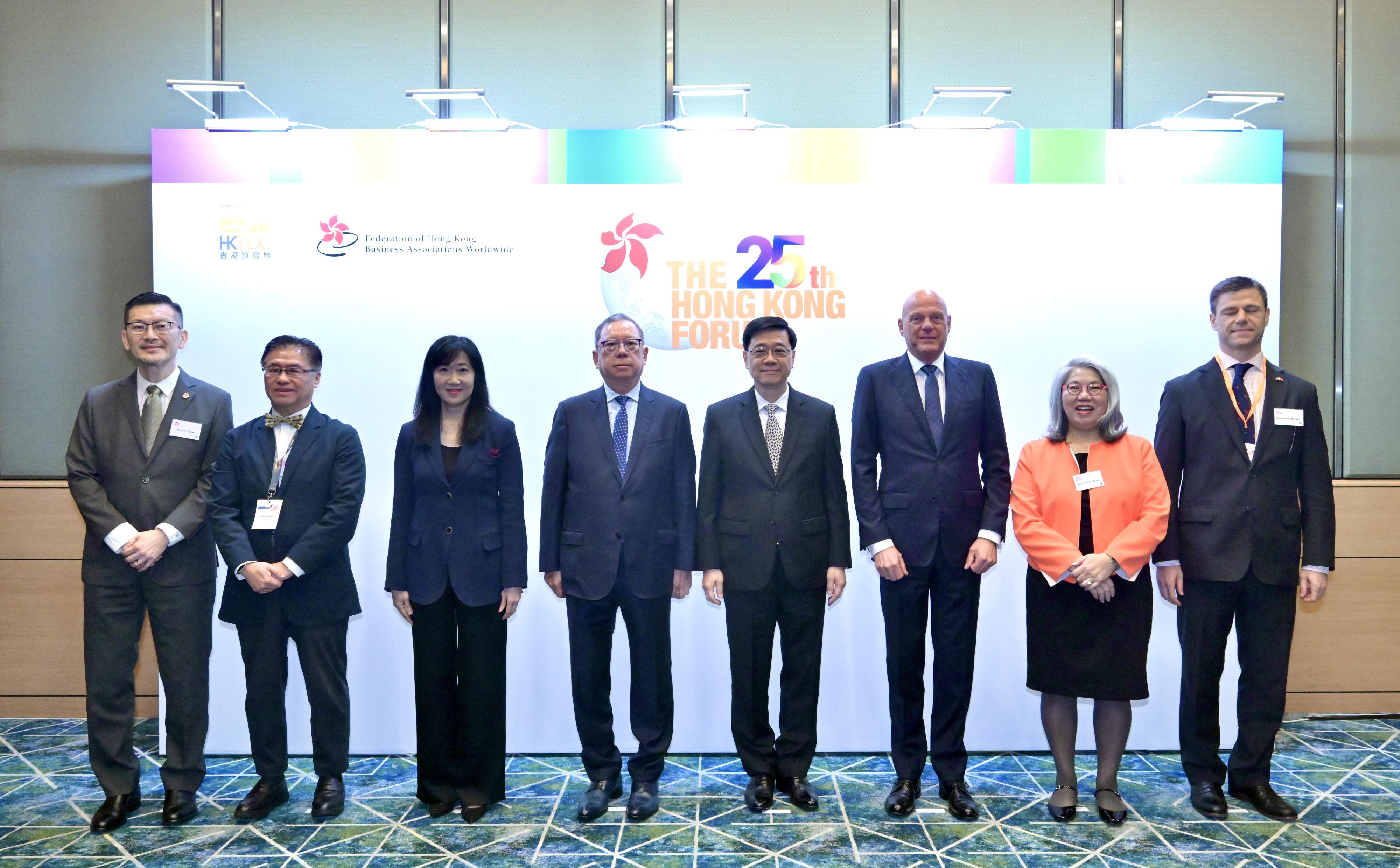 The Chief Executive, Mr John Lee, attended the 25th Hong Kong Forum Keynote Luncheon today (December 4). Photo shows (from third left) the Executive Director of the Hong Kong Trade Development Council (HKTDC), Ms Margaret Fong; the Chairman of the HKTDC, Dr Peter Lam; Mr Lee; the Chairman of the Federation of Hong Kong Business Associations Worldwide, Mr Hans Poulis; and other guests at the luncheon.