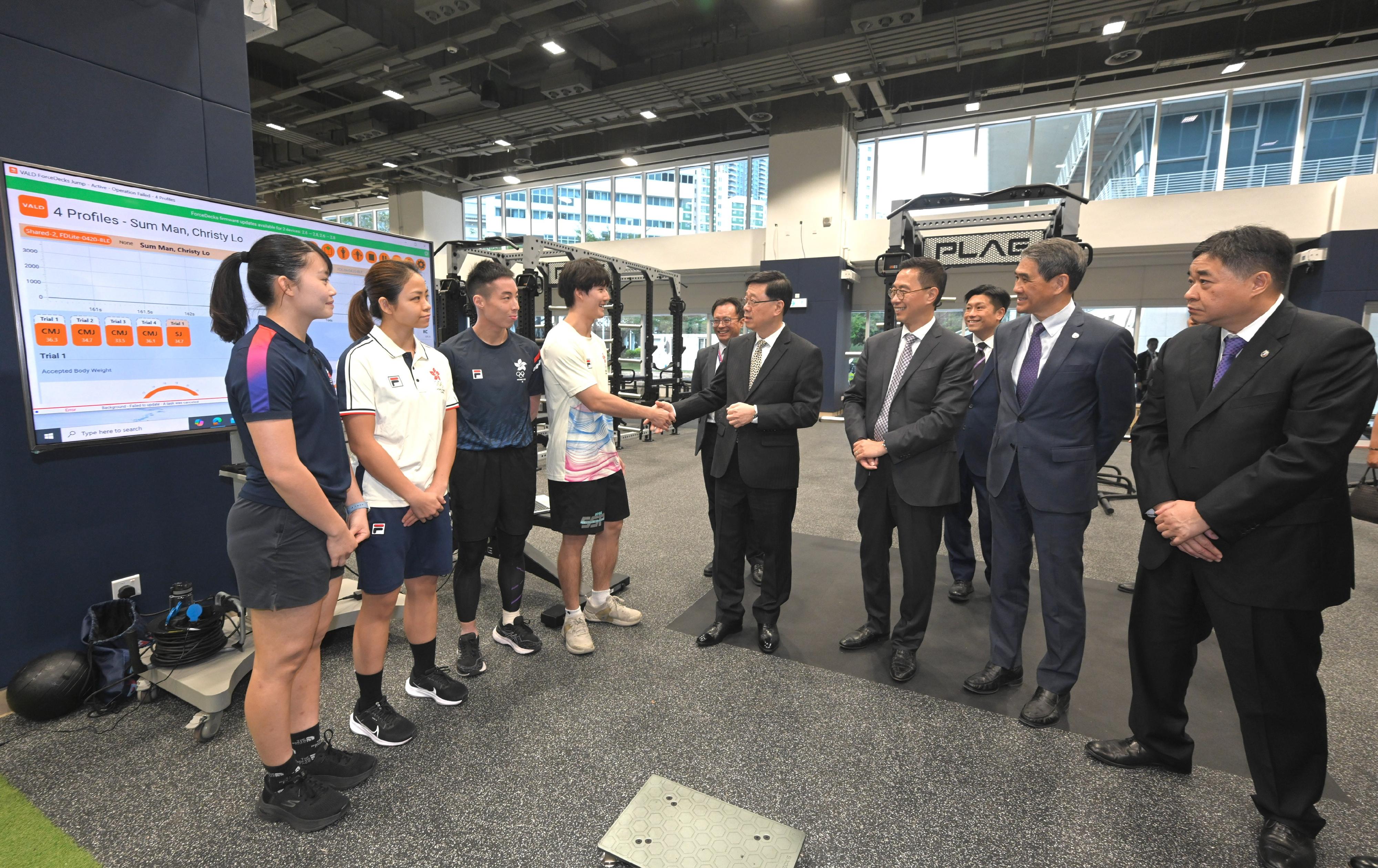 行政长官李家超今日（十二月四日）出席香港体育学院新设施大楼启用典礼。图示李家超（右四）参观新设施大楼的体能训练中心并与运动员交流。