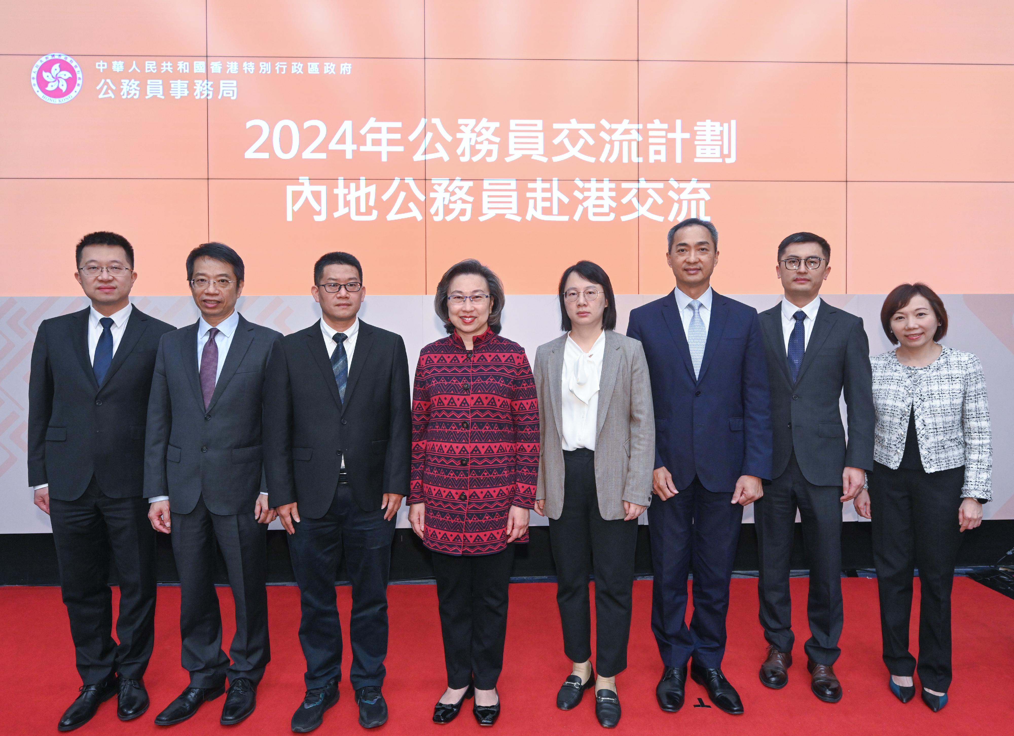 The Hong Kong Special Administrative Region (HKSAR) Government has launched the Civil Service Exchange Programme in collaboration with Beijing, Shanghai, Chongqing, Wuhan and Hangzhou, as well as Mainland cities in the Guangdong-Hong Kong-Macao Greater Bay Area. Starting from the beginning of this month, the programme is hosting 30 Mainland officials in Hong Kong for an exchange in the HKSAR Government, lasting from four weeks to three months. The Secretary for the Civil Service, Mrs Ingrid Yeung, attended the orientation programme for Mainland officials participating in the exchange programme today (December 5) and met with the participants. Photo shows Mrs Yeung (fourth left); the Permanent Secretary for the Civil Service, Mr Clement Leung (second left); the Head of the Civil Service College, Mr Oscar Kwok (third right); and the Deputy Head of the Civil Service College, Ms Janice Tam (first right), with participants from Hangzhou.