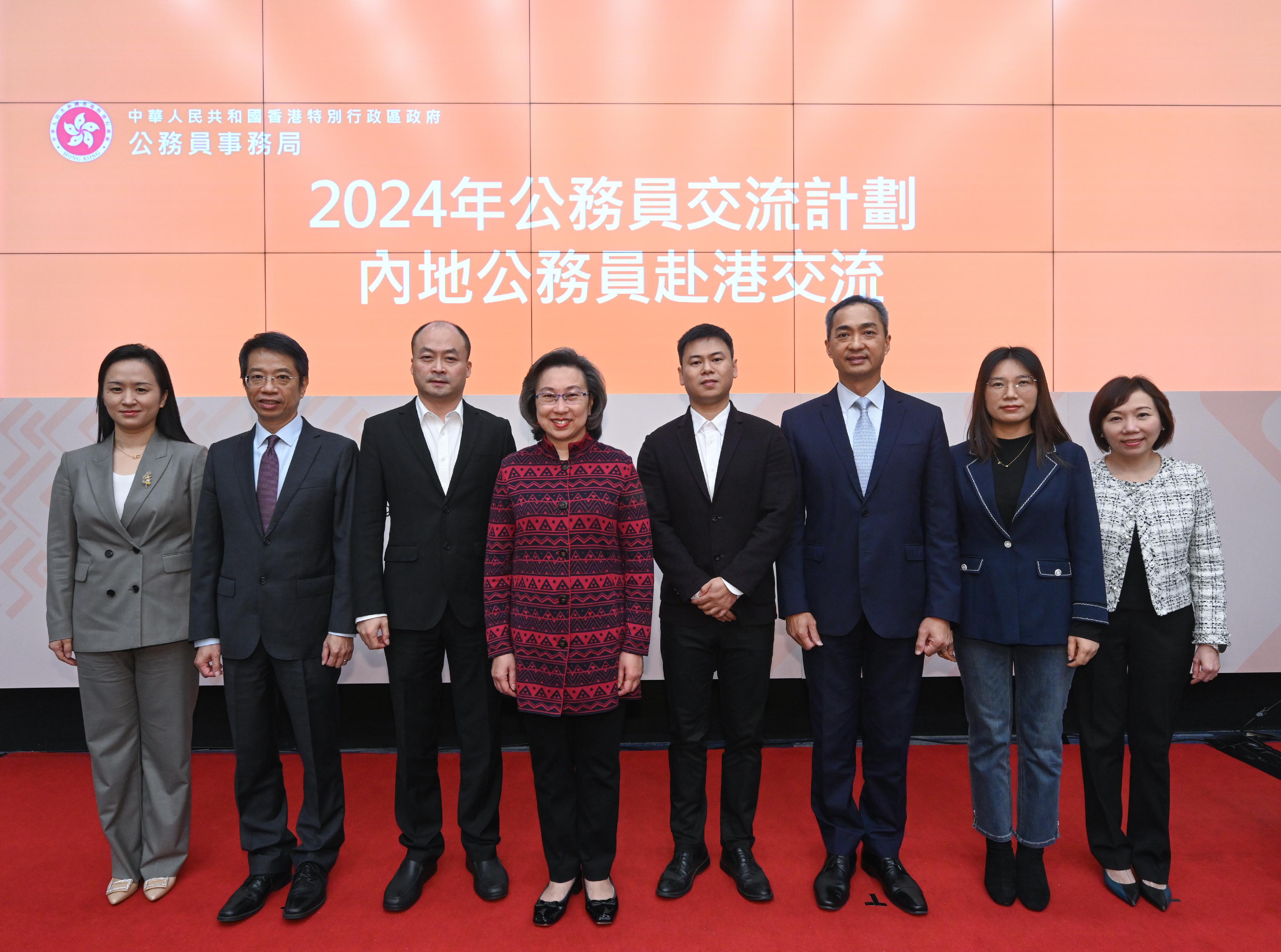 The Hong Kong Special Administrative Region (HKSAR) Government has launched the Civil Service Exchange Programme in collaboration with Beijing, Shanghai, Chongqing, Wuhan and Hangzhou, as well as Mainland cities in the Guangdong-Hong Kong-Macao Greater Bay Area. Starting from the beginning of this month, the programme is hosting 30 Mainland officials in Hong Kong for an exchange in the HKSAR Government, lasting from four weeks to three months. The Secretary for the Civil Service, Mrs Ingrid Yeung, attended the orientation programme for Mainland officials participating in the exchange programme today (December 5) and met with the participants. Photo shows Mrs Yeung (fourth left); the Permanent Secretary for the Civil Service, Mr Clement Leung (second left); the Head of the Civil Service College, Mr Oscar Kwok (third right); and the Deputy Head of the Civil Service College, Ms Janice Tam (first right), with participants from Wuhan.