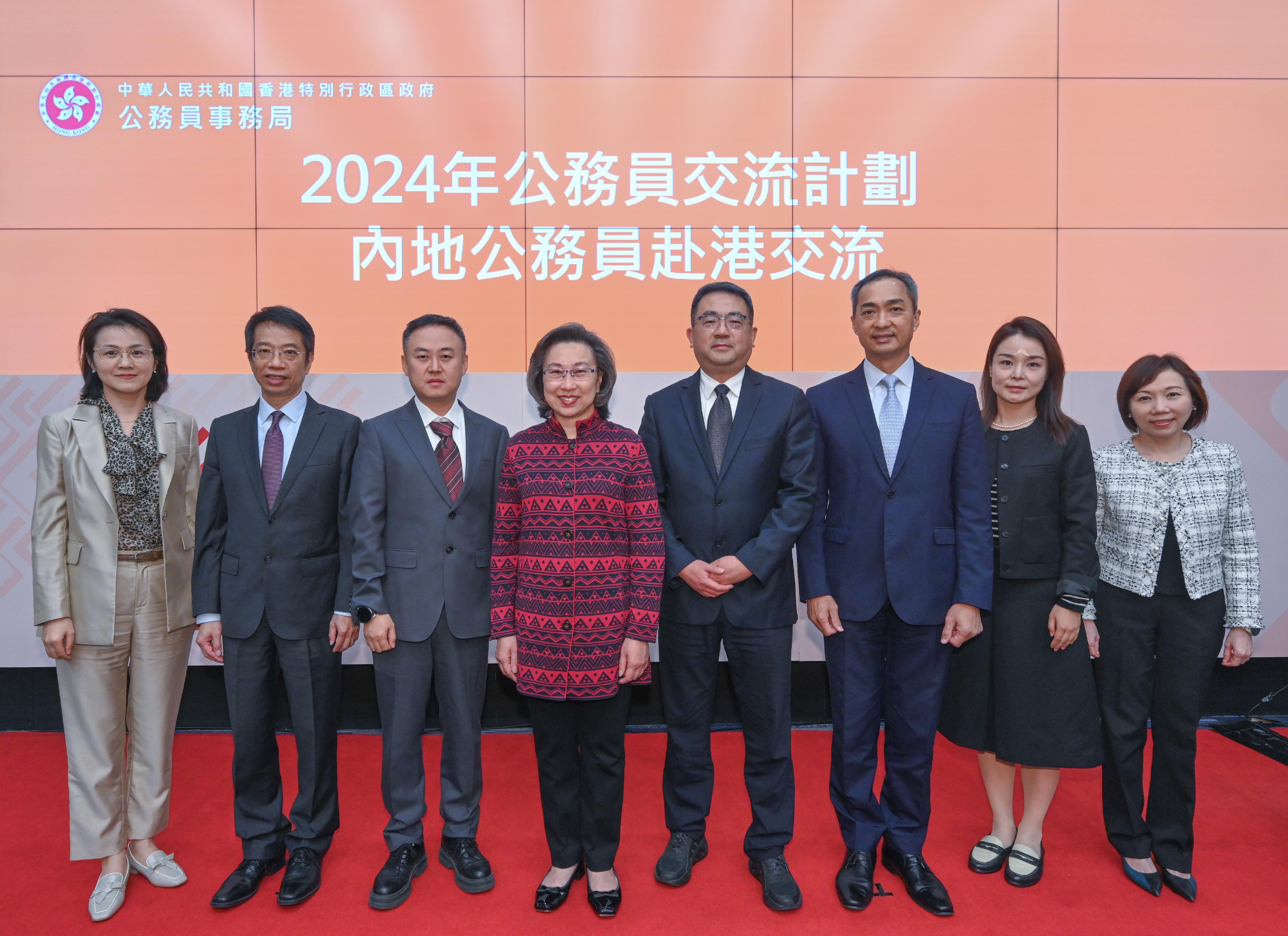 The Hong Kong Special Administrative Region (HKSAR) Government has launched the Civil Service Exchange Programme in collaboration with Beijing, Shanghai, Chongqing, Wuhan and Hangzhou, as well as Mainland cities in the Guangdong-Hong Kong-Macao Greater Bay Area. Starting from the beginning of this month, the programme is hosting 30 Mainland officials in Hong Kong for an exchange in the HKSAR Government, lasting from four weeks to three months. The Secretary for the Civil Service, Mrs Ingrid Yeung, attended the orientation programme for Mainland officials participating in the exchange programme today (December 5) and met with the participants. Photo shows Mrs Yeung (fourth left); the Permanent Secretary for the Civil Service, Mr Clement Leung (second left); the Head of the Civil Service College, Mr Oscar Kwok (third right); and the Deputy Head of the Civil Service College, Ms Janice Tam (first right), with participants from Chongqing.