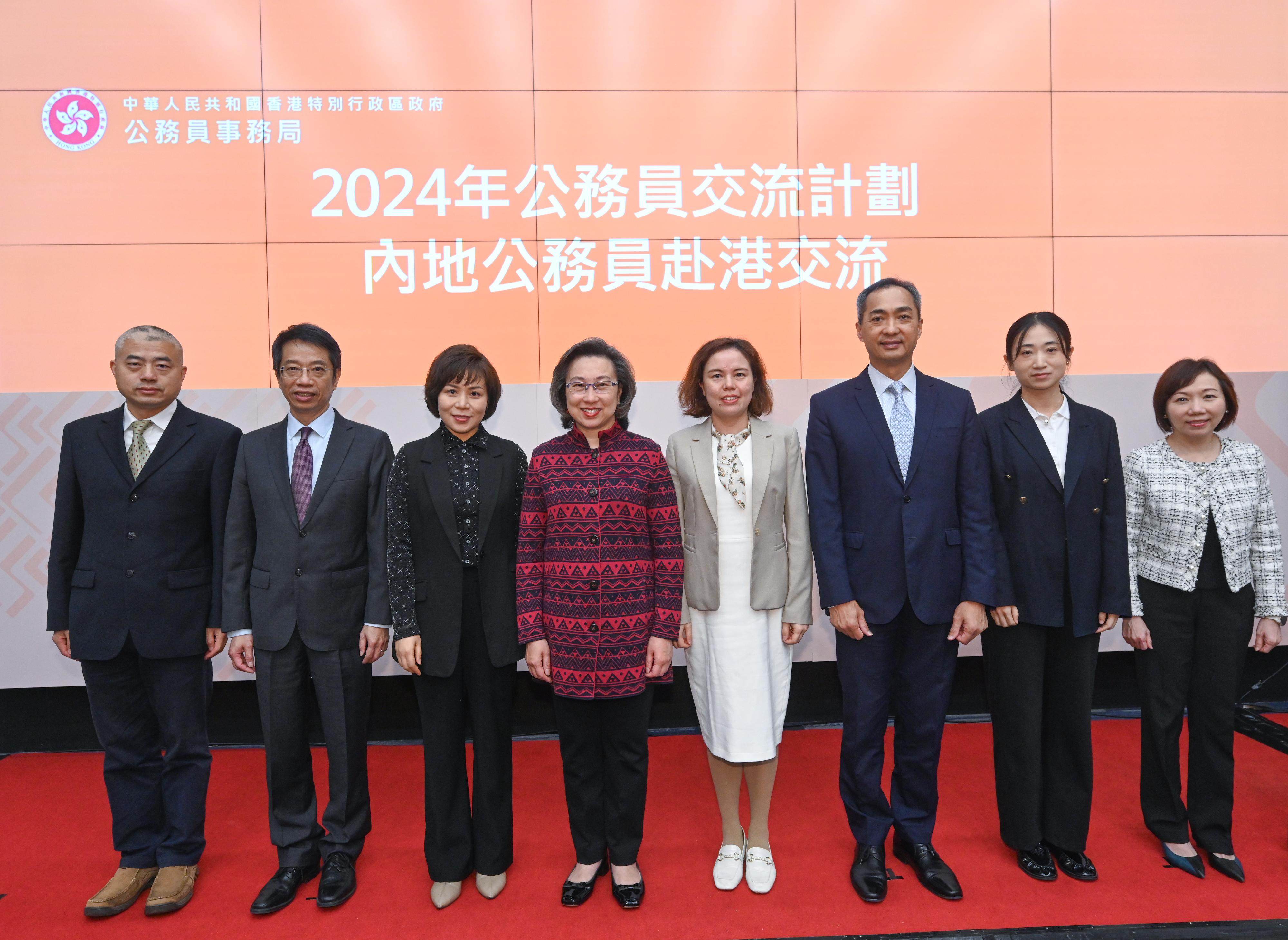 The Hong Kong Special Administrative Region (HKSAR) Government has launched the Civil Service Exchange Programme in collaboration with Beijing, Shanghai, Chongqing, Wuhan and Hangzhou, as well as Mainland cities in the Guangdong-Hong Kong-Macao Greater Bay Area. Starting from the beginning of this month, the programme is hosting 30 Mainland officials in Hong Kong for an exchange in the HKSAR Government, lasting from four weeks to three months. The Secretary for the Civil Service, Mrs Ingrid Yeung, attended the orientation programme for Mainland officials participating in the exchange programme today (December 5) and met with the participants. Photo shows Mrs Yeung (fourth left); the Permanent Secretary for the Civil Service, Mr Clement Leung (second left); the Head of the Civil Service College, Mr Oscar Kwok (third right); and the Deputy Head of the Civil Service College, Ms Janice Tam (first right), with participants from Shanghai.