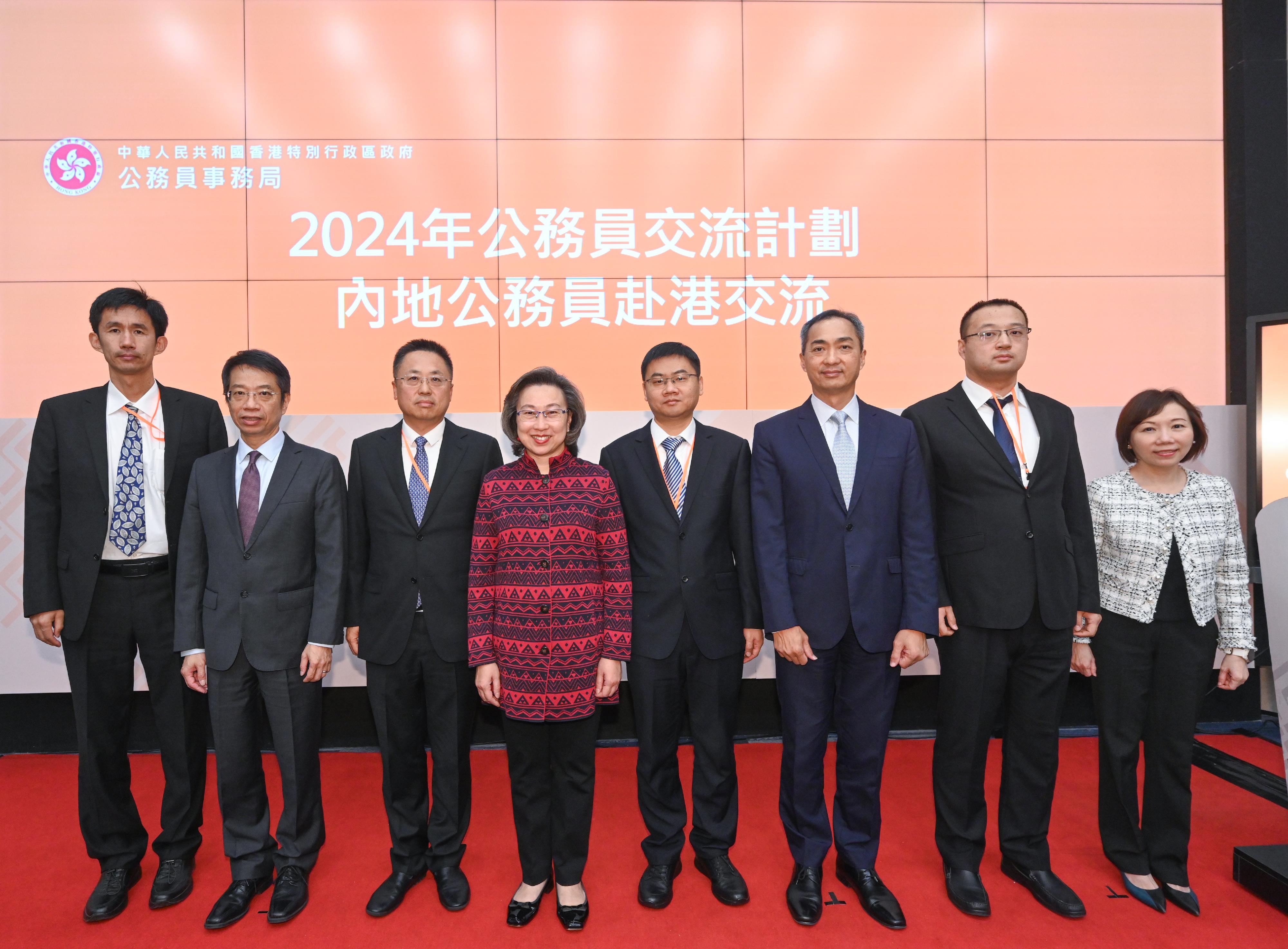 The Hong Kong Special Administrative Region (HKSAR) Government has launched the Civil Service Exchange Programme in collaboration with Beijing, Shanghai, Chongqing, Wuhan and Hangzhou, as well as Mainland cities in the Guangdong-Hong Kong-Macao Greater Bay Area. Starting from the beginning of this month, the programme is hosting 30 Mainland officials in Hong Kong for an exchange in the HKSAR Government, lasting from four weeks to three months. The Secretary for the Civil Service, Mrs Ingrid Yeung, attended the orientation programme for Mainland officials participating in the exchange programme today (December 5) and met with the participants. Photo shows Mrs Yeung (fourth left); the Permanent Secretary for the Civil Service, Mr Clement Leung (second left); the Head of the Civil Service College, Mr Oscar Kwok (third right); and the Deputy Head of the Civil Service College, Ms Janice Tam (first right), with participants from Beijing.