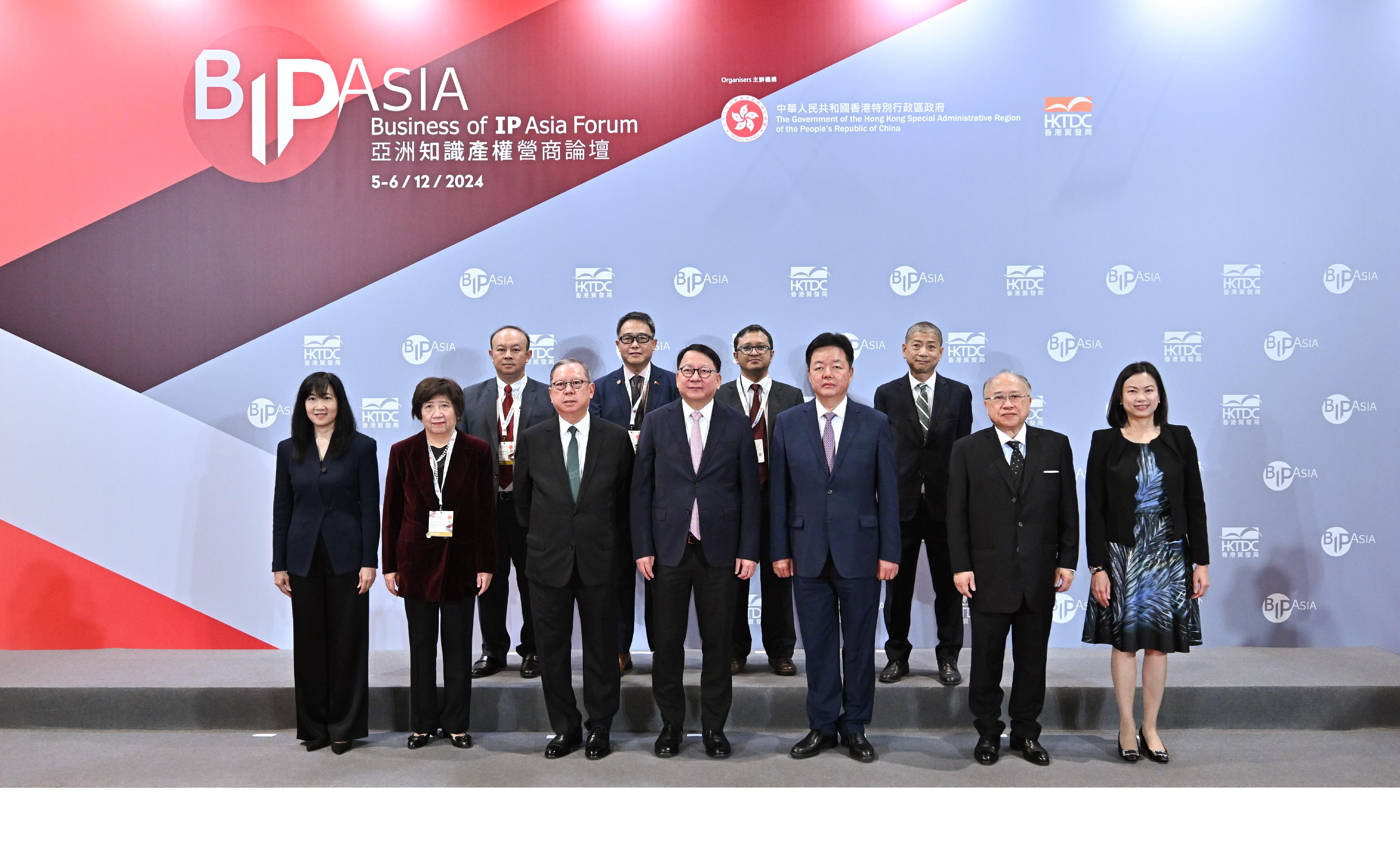 The Chief Secretary for Administration, Mr Chan Kwok-ki, attended the Business of Intellectual Property Asia Forum today (December 5) . Photo shows Mr Chan (front row, centre); the Deputy Commissioner of the China National Intellectual Property Administration, Mr Hu Wenhui (front row, third right); the Deputy Director-General of the World Intellectual Property Organization, Ms Wang Binying (front row, second left); and the Chairman the Hong Kong Trade Development Council, Dr Peter Lam (front row, third left), with other guests.