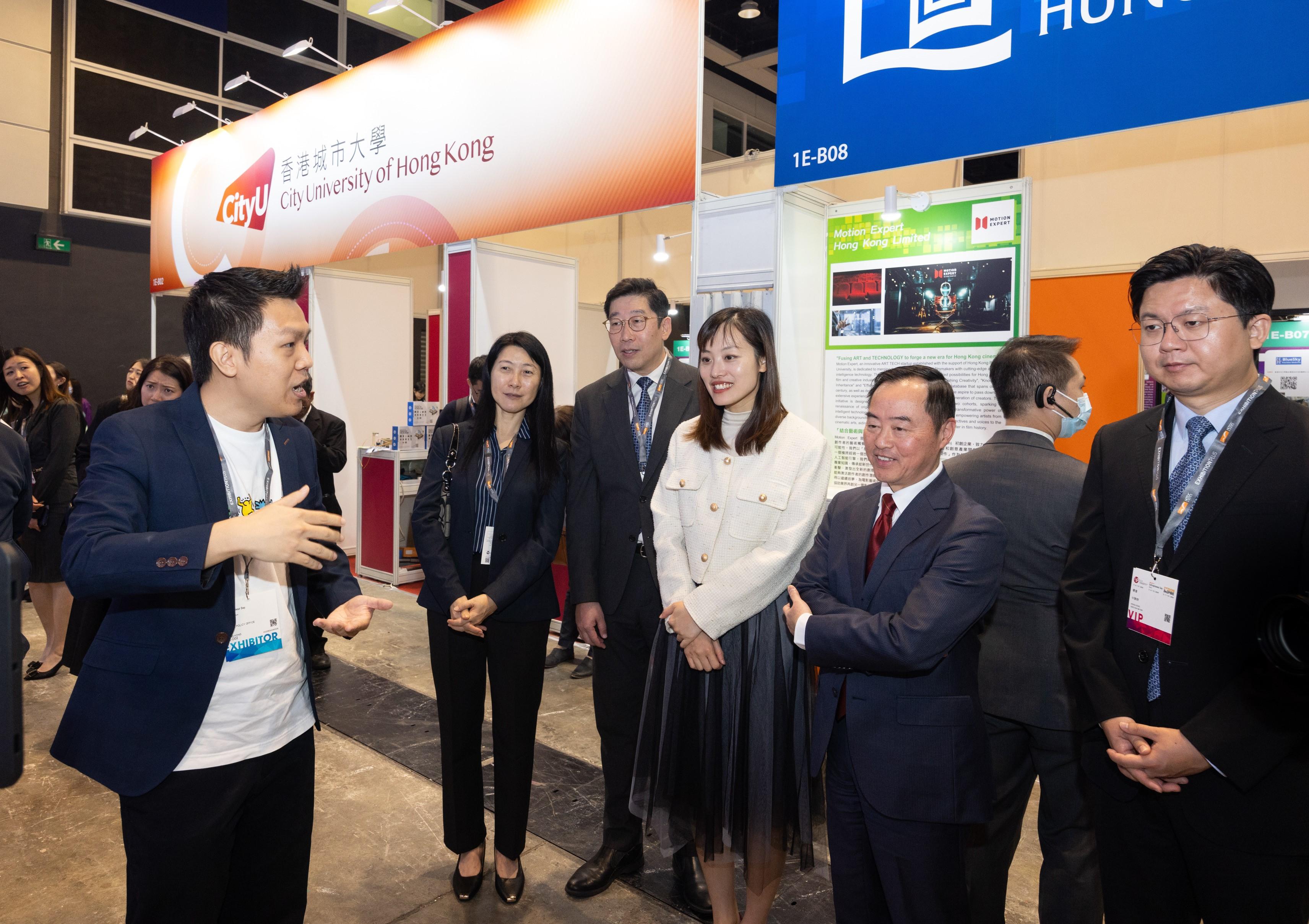 The Under Secretary for Innovation, Technology and Industry, Ms Lillian Cheong (third right), and the Commissioner for Digital Policy, Mr Tony Wong (second right), visit the Hong Kong Innovation Pavilion at the Entrepreneur Day today (December 5) and are briefed on an award-winning project.