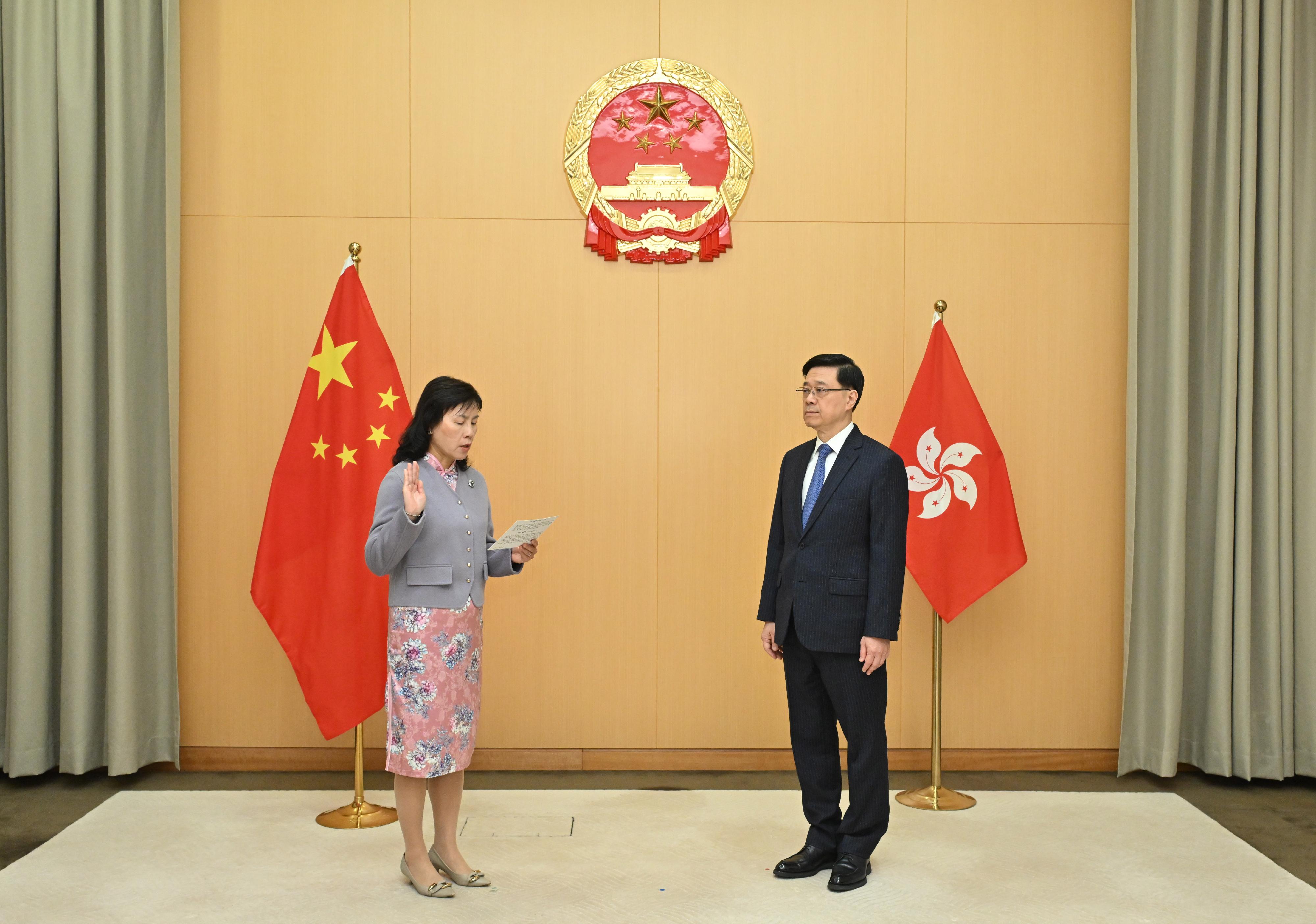 The new Secretary for Transport and Logistics, Ms Mable Chan (left), takes the oath of office, witnessed by the Chief Executive, Mr John Lee (right), today (December 5).
