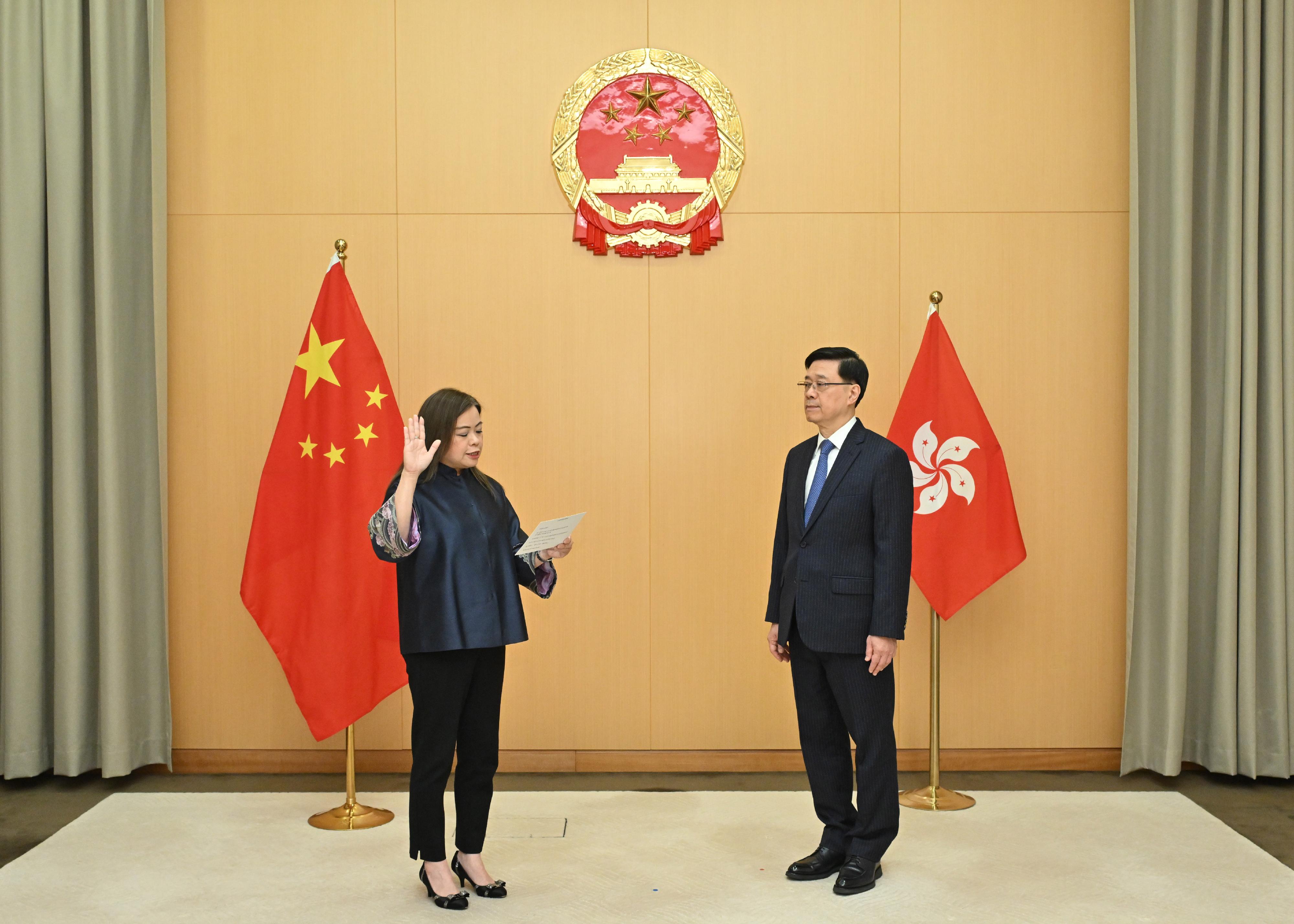 The new Secretary for Culture, Sports and Tourism, Miss Rosanna Law Shuk-pui (left), takes the oath of office, witnessed by the Chief Executive, Mr John Lee (right), today (December 5).