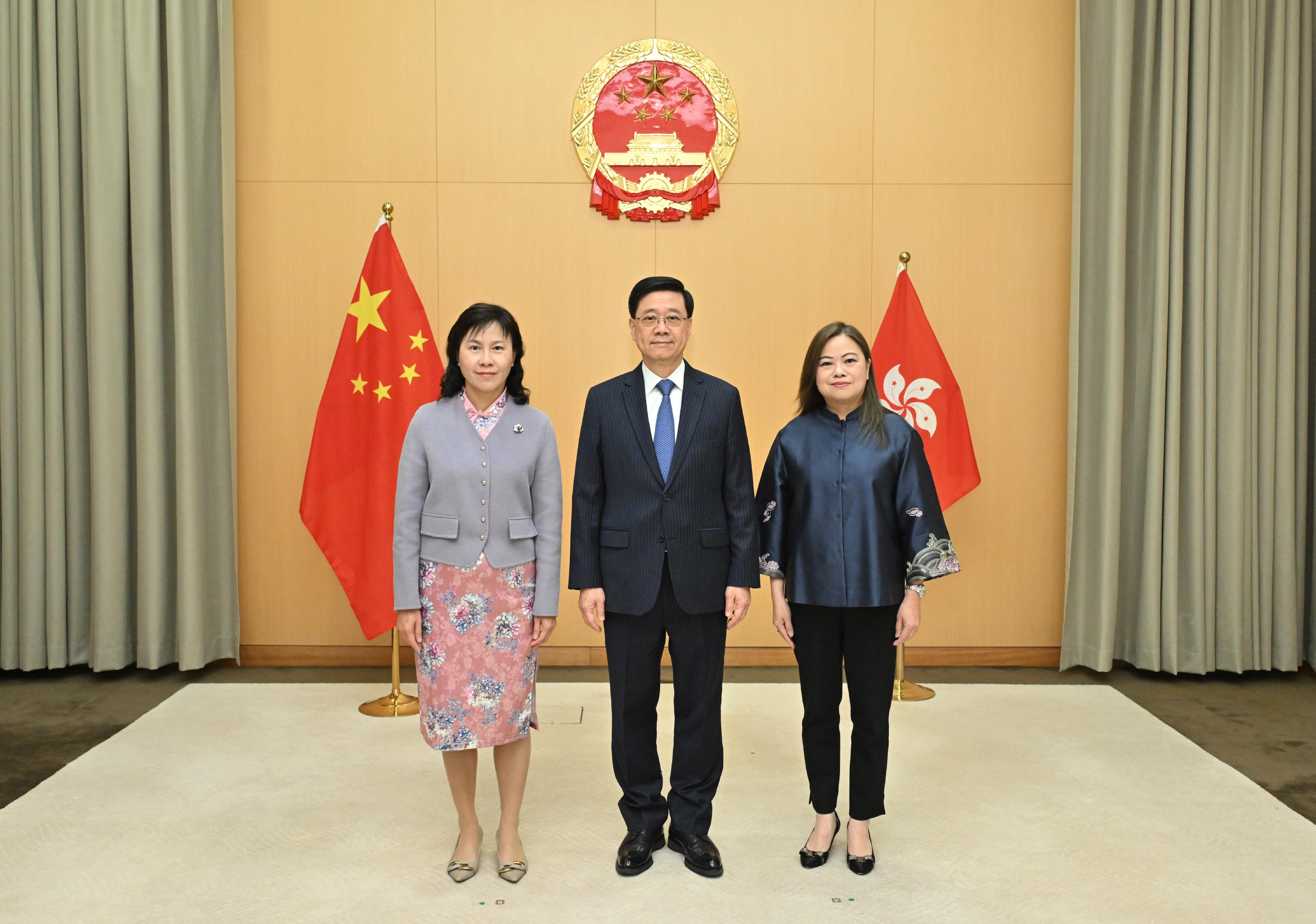 The Chief Executive, Mr John Lee (centre), is pictured with the new Secretary for Transport and Logistics, Ms Mable Chan (left), and the new Secretary for Culture, Sports and Tourism, Miss Rosanna Law Shuk-pui (right), today (December 5).