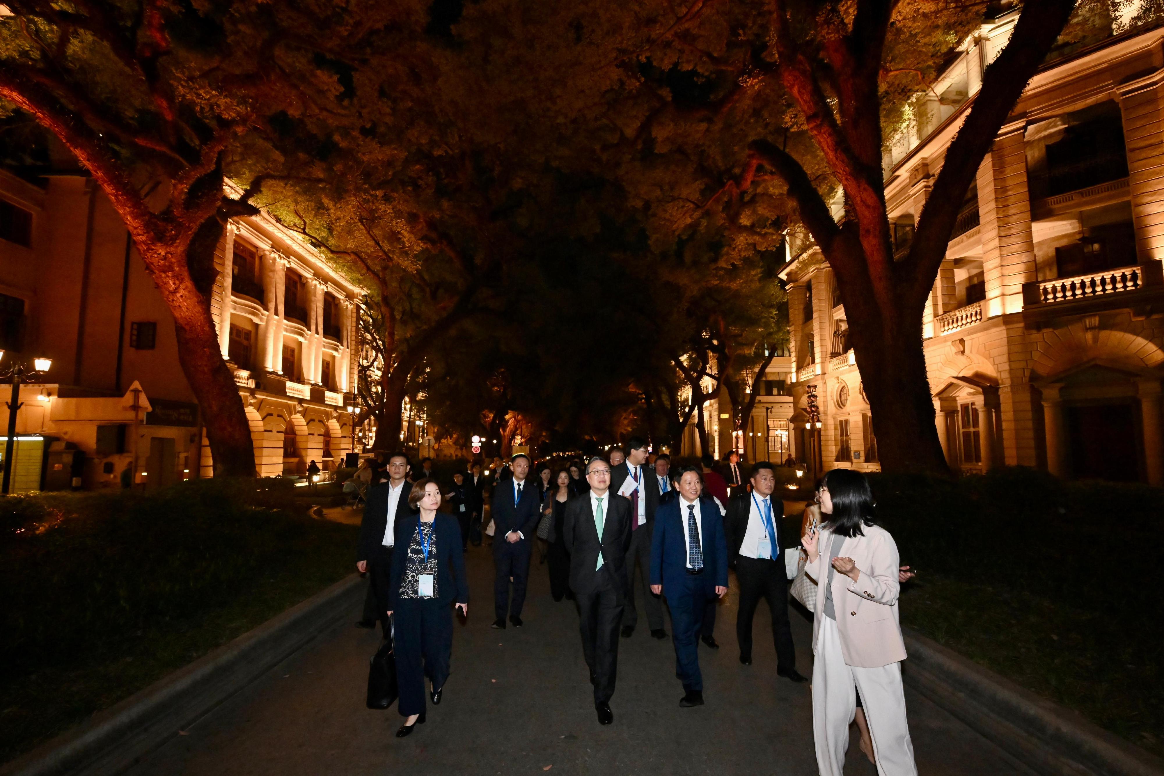 律政司司长林定国资深大律师今日（十二月五日）率领超过三十名香港涉外法律人才代表，展开粤港澳大湾区内地城市访问行程。图示林定国（中）与代表团参观广州市文物及历史建筑保护项目之一的沙面建筑群，该项目属全国重点文物保护单位。