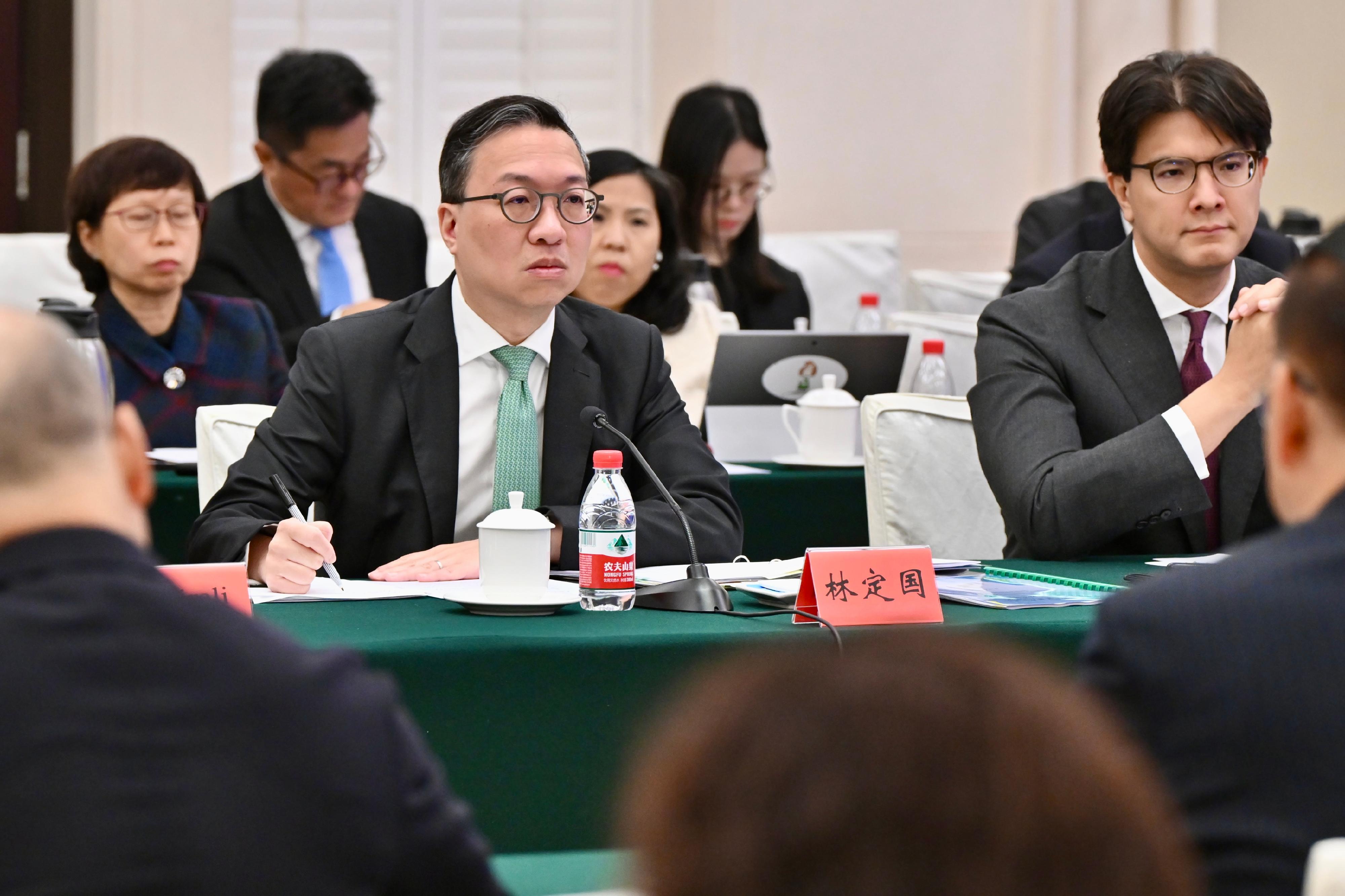 The Secretary for Justice, Mr Paul Lam, SC, leading a Hong Kong delegation of over 30 representatives of foreign-related legal talent from Hong Kong, began his visit to the Mainland cities of the Guangdong-Hong Kong-Macao Greater Bay Area today (December 5). Photo shows Mr Lam (left) at a meeting with representatives of the People's Government of Guangdong Province.